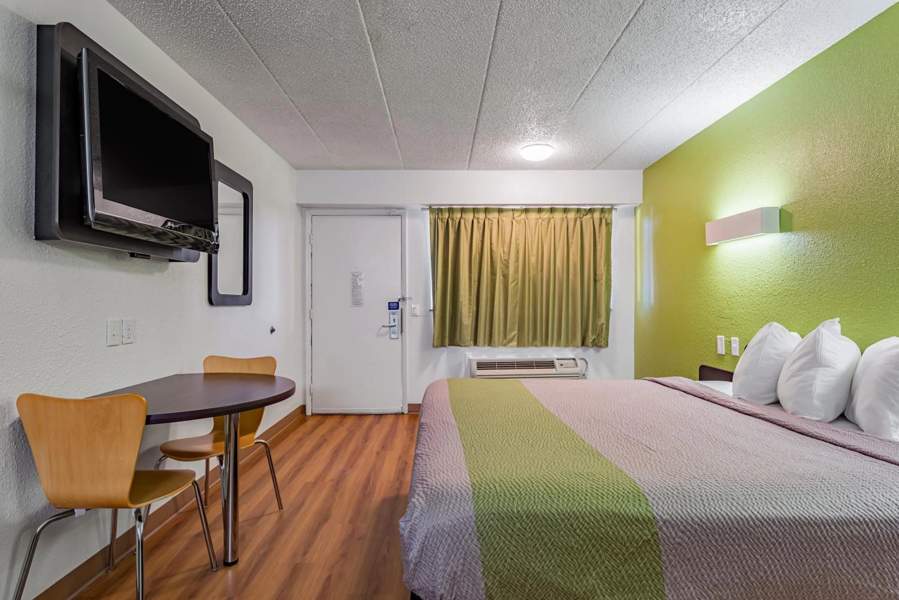 TV/Entertainment Center in Motel 6-Cincinnati, OH - Central - Norwood