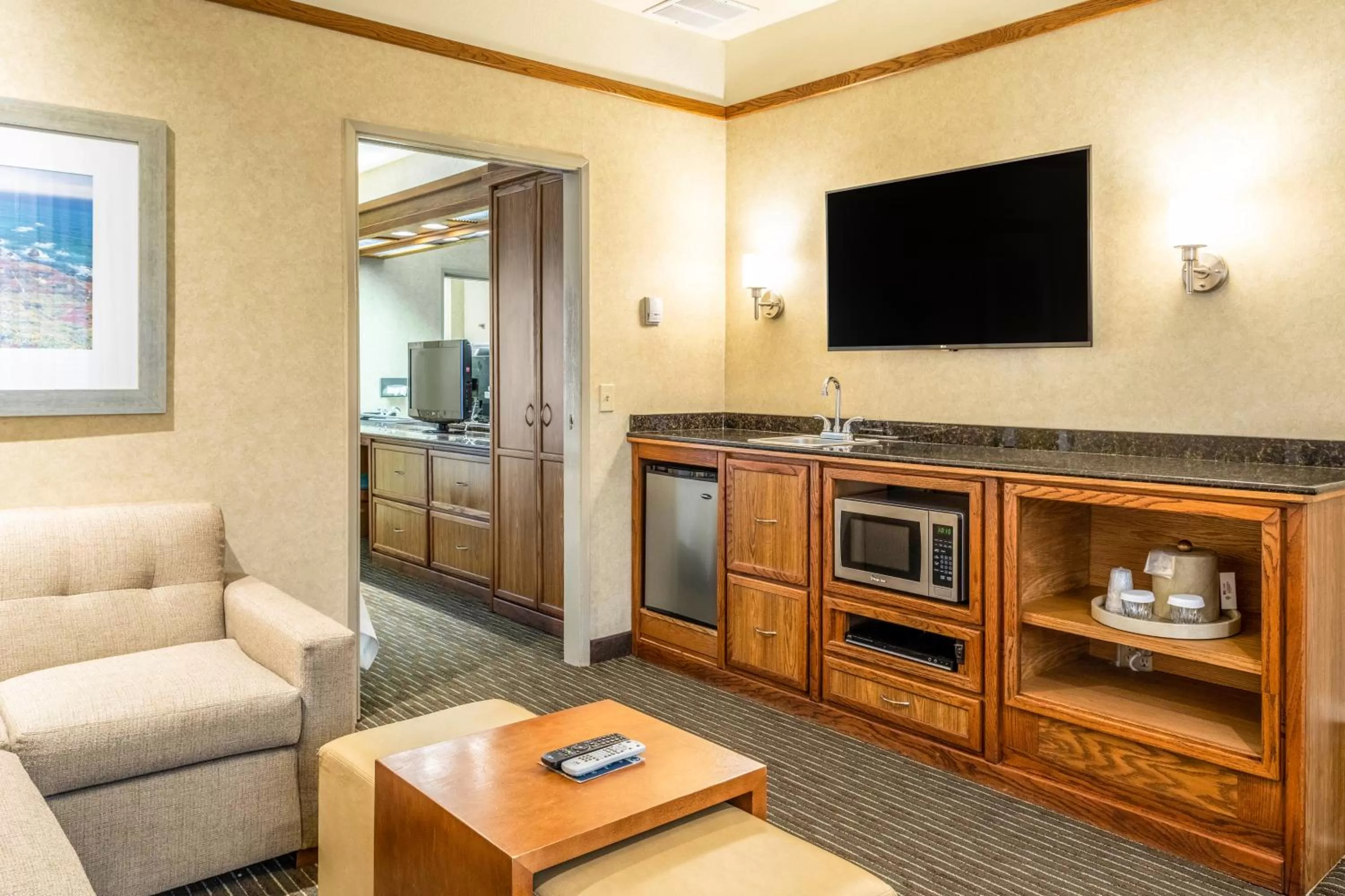 TV and multimedia in Quality Suites Downtown San Luis Obispo