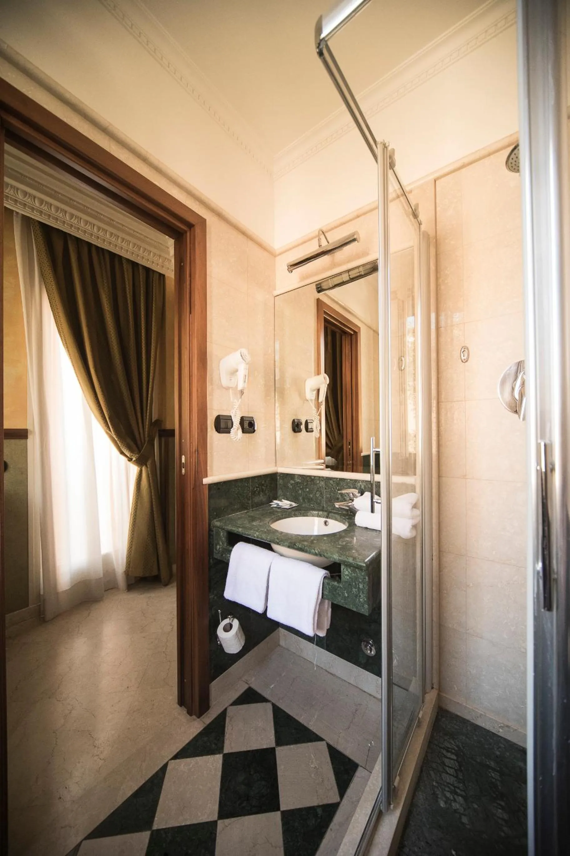Bathroom, Bed in Hotel Donatello
