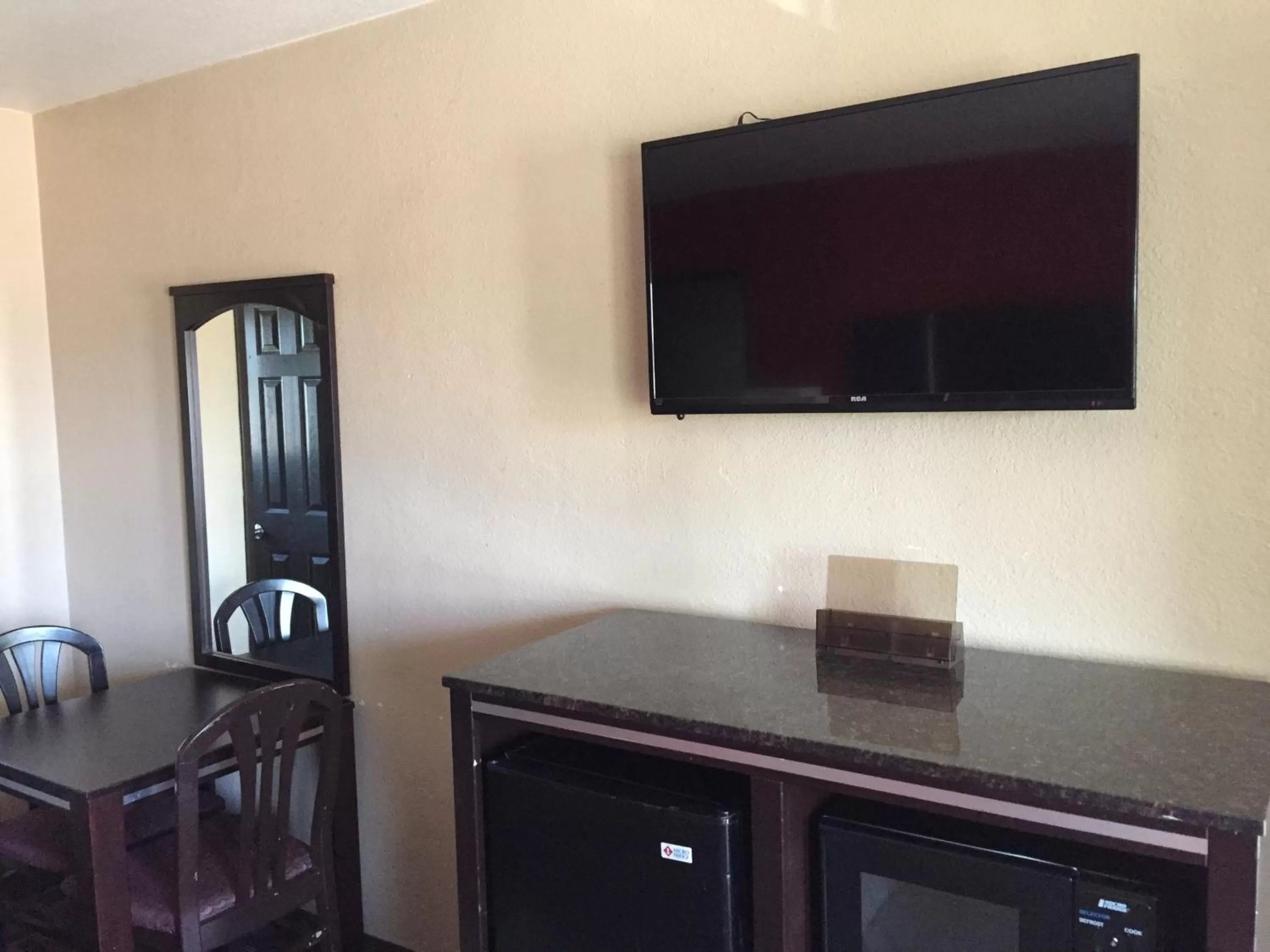 TV and multimedia in Harbor Inn & Suites Oceanside