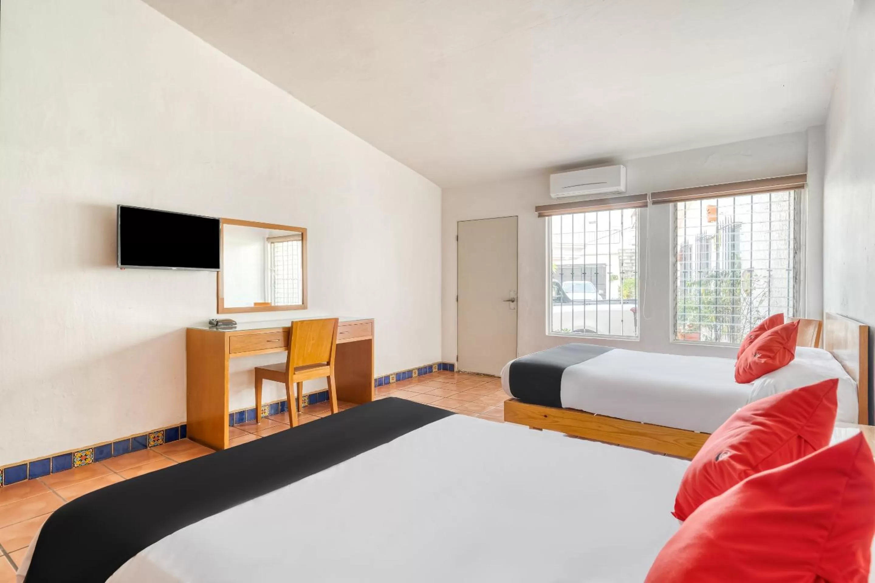 TV and multimedia, TV/Entertainment Center in Hotel Arana