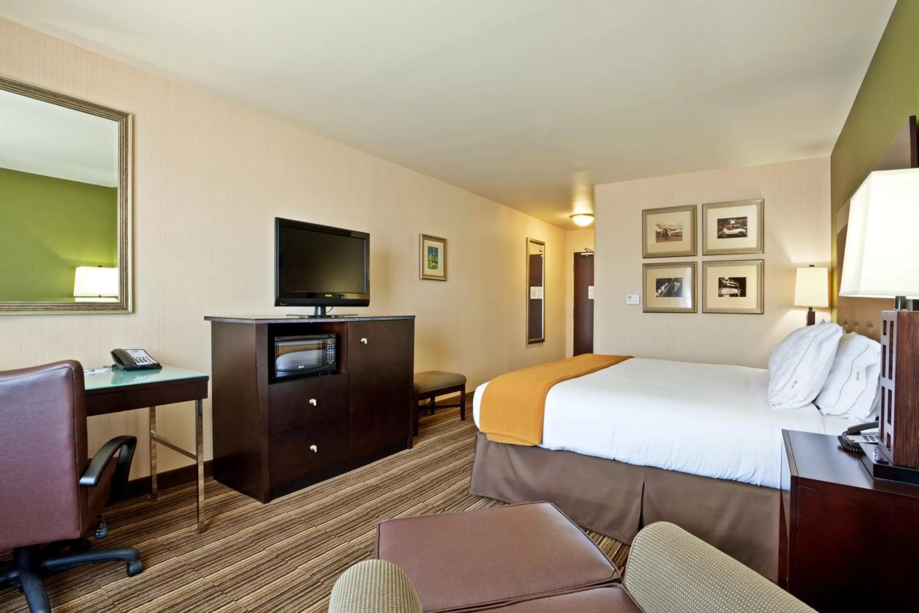 Photo of the whole room, Bed in Holiday Inn Express Hotel Twin Falls by IHG