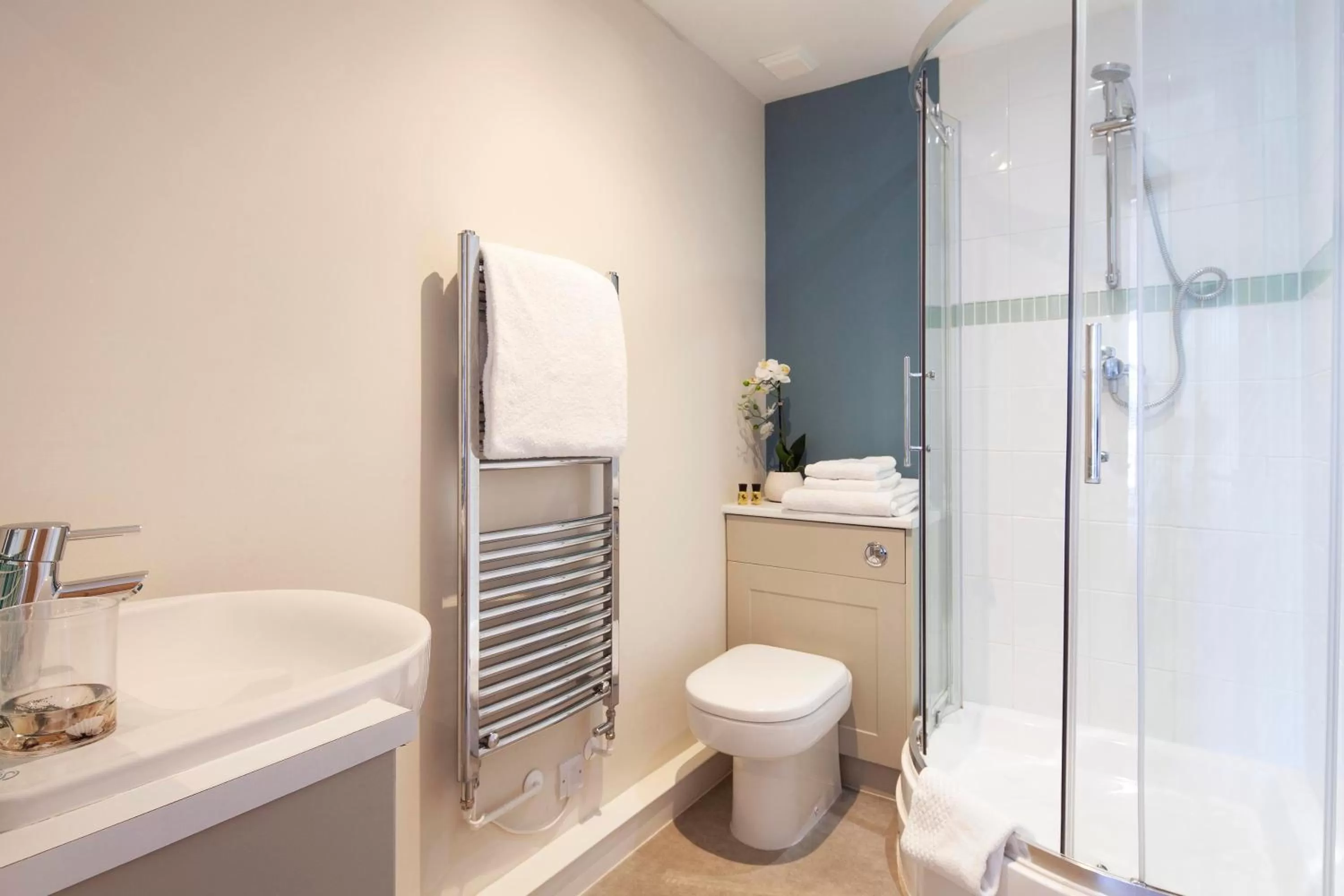 Bathroom in The Artist Loft, Ensuite Guest Rooms, Porthleven