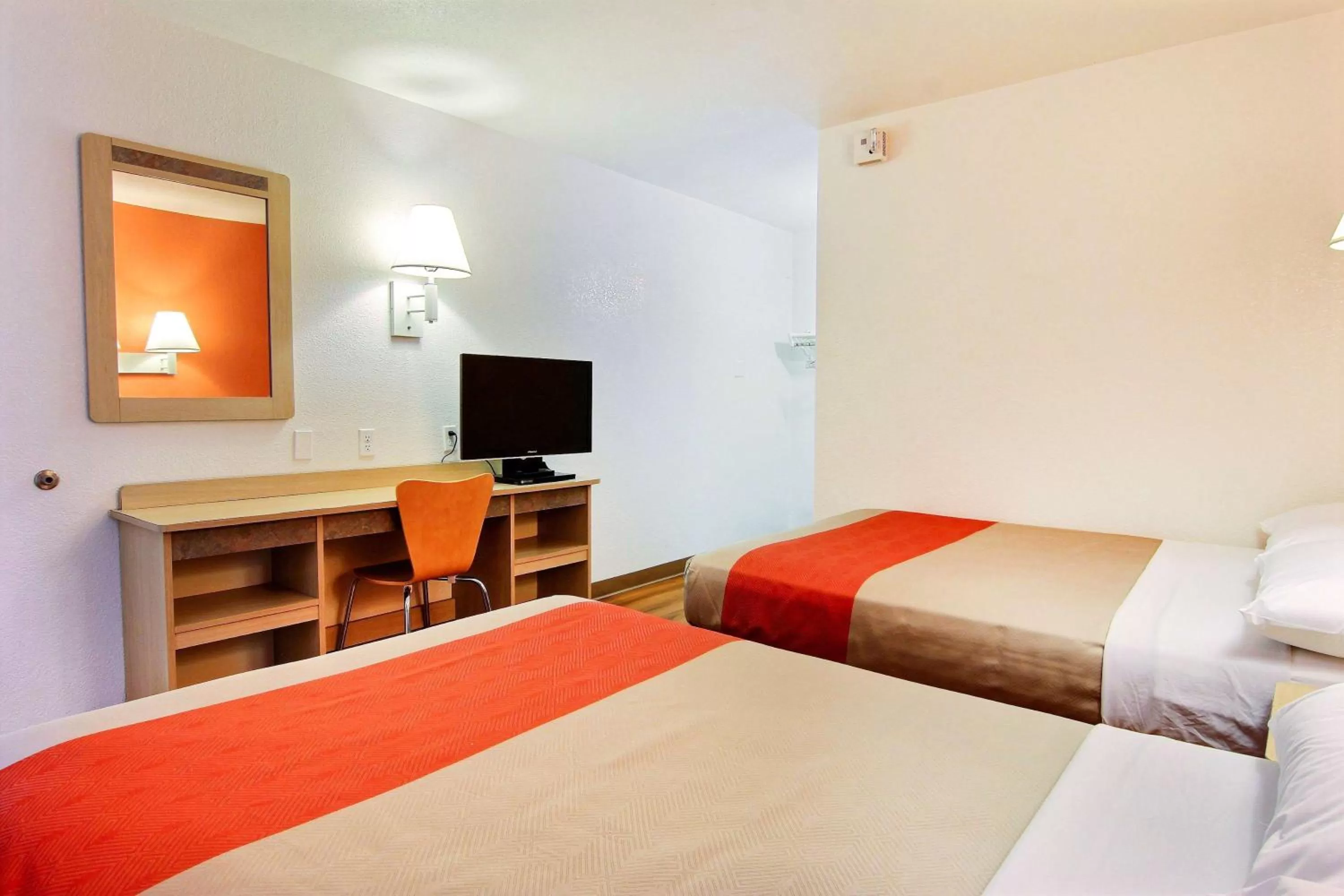 Photo of the whole room, Bed in Motel 6-Kingsville, TX