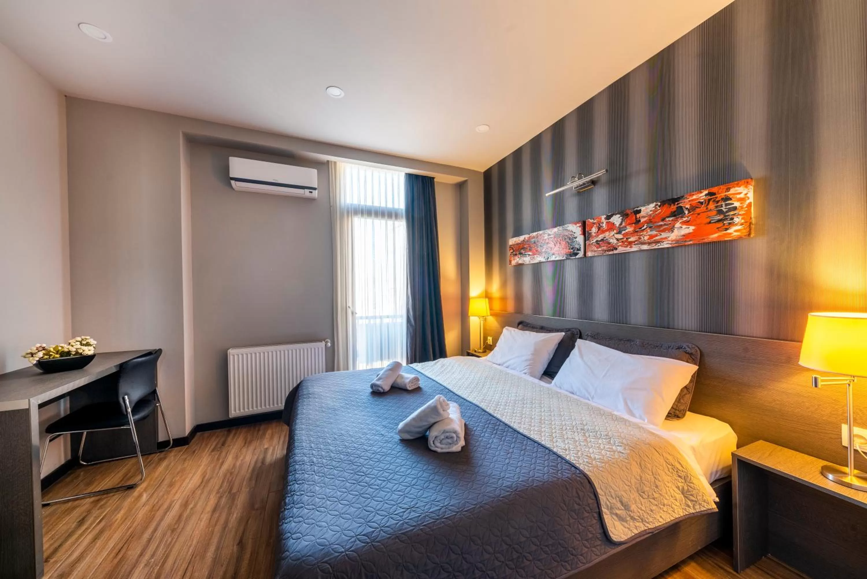 City view, Bed in Sani Apart Hotel