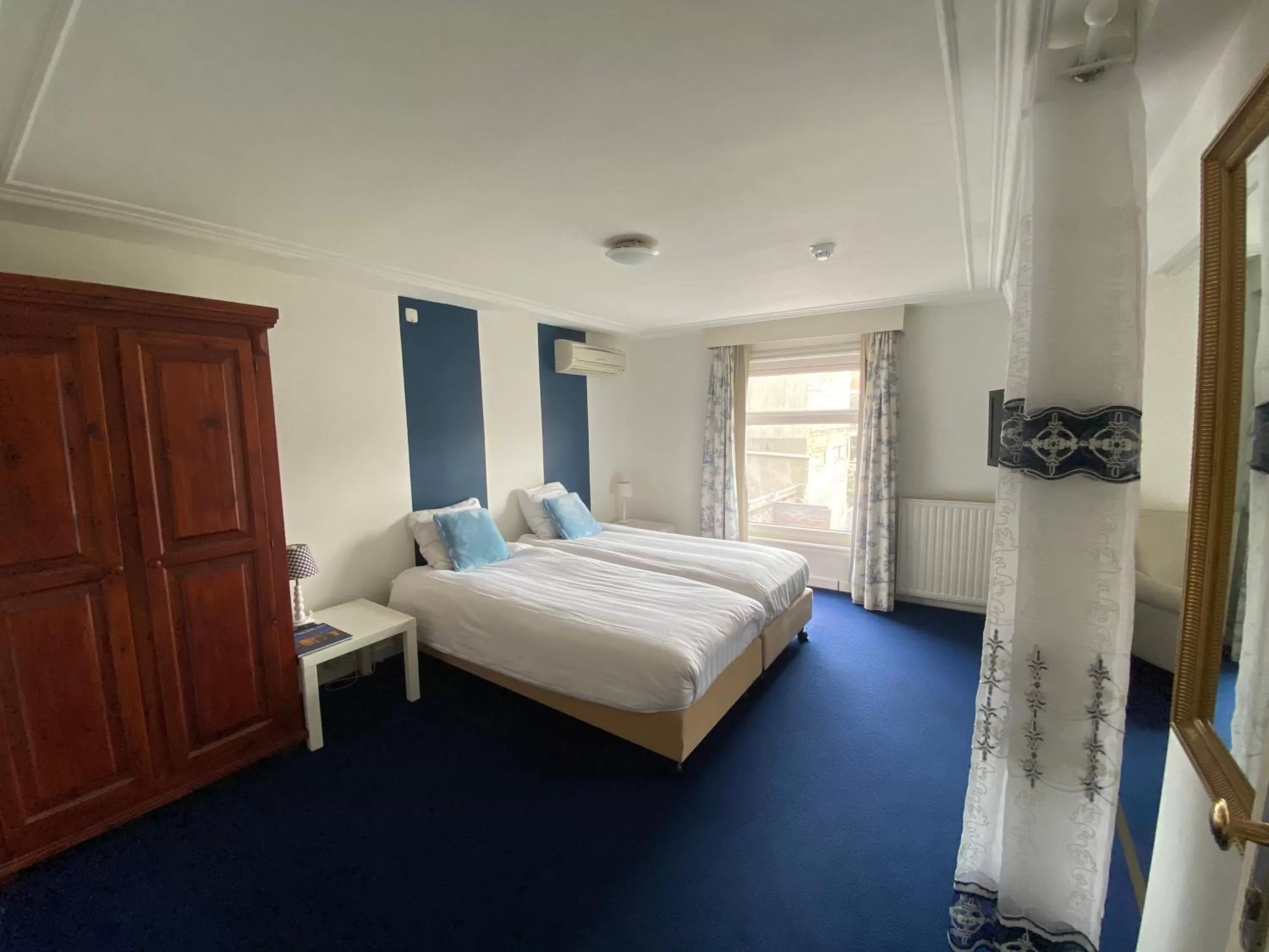 Bathroom, Bed in Hotel Bridges House - Delft City Centre