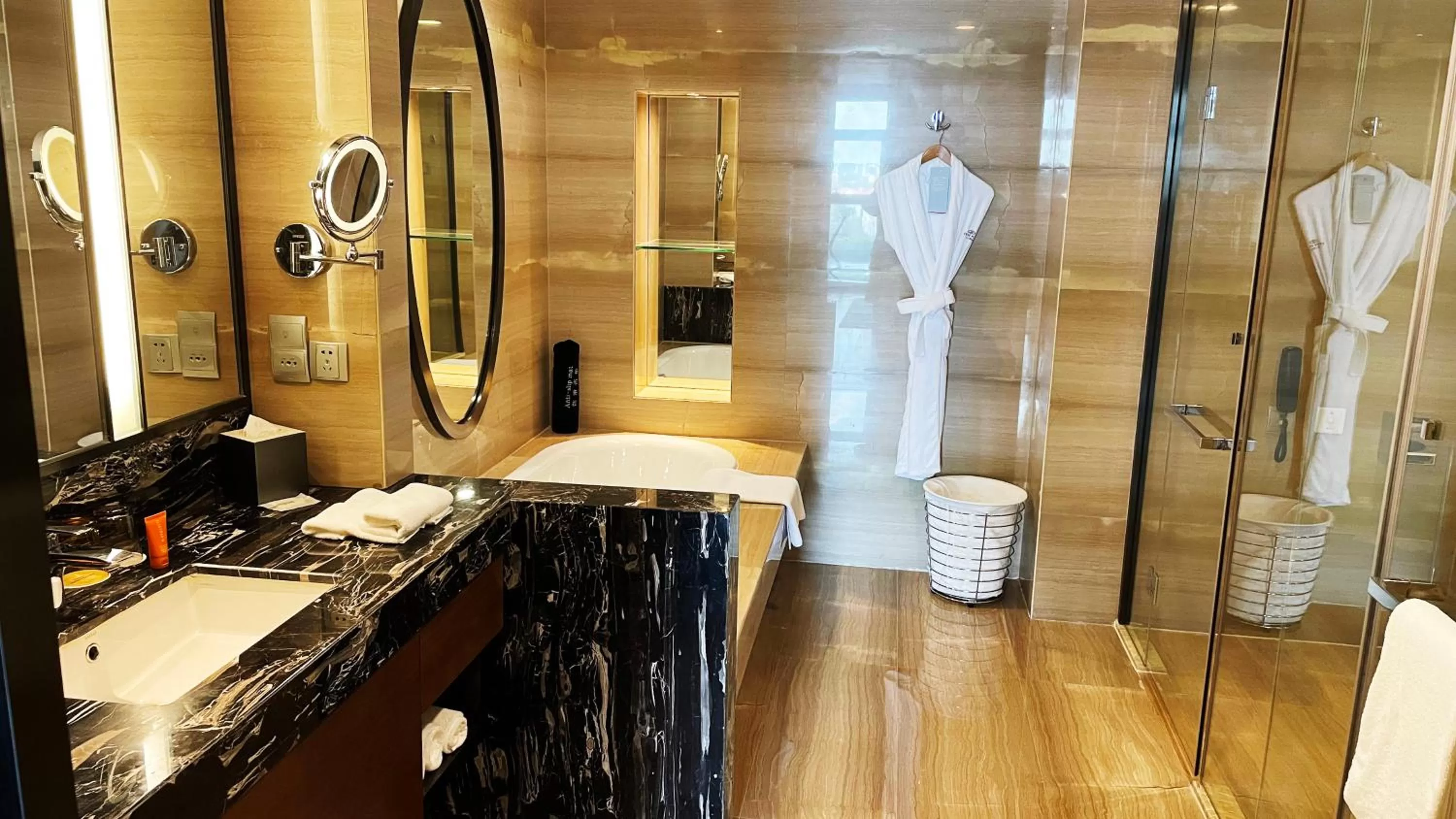 Photo of the whole room in Crowne Plaza Tianjin Meijiangnan by IHG