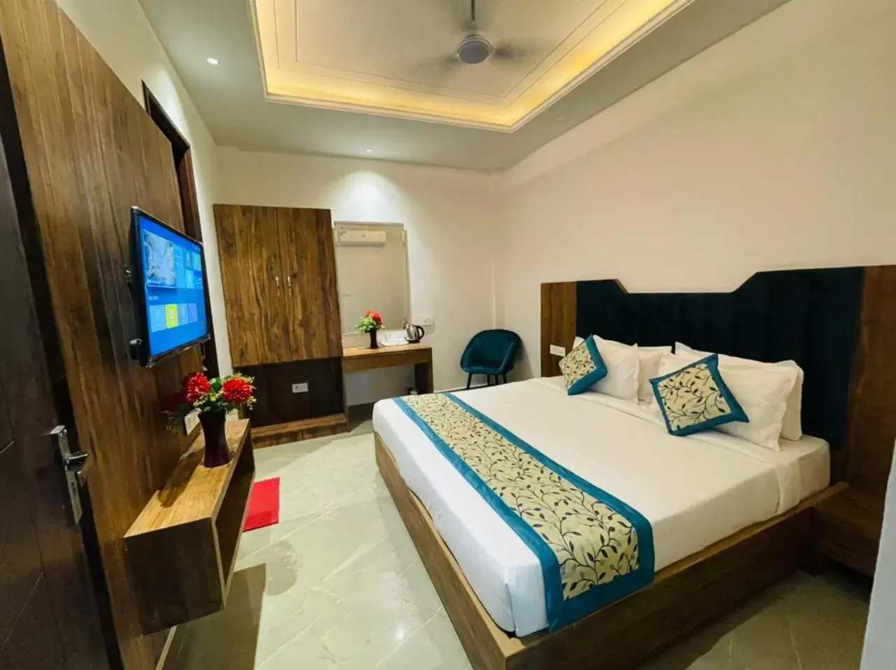 Deluxe Double Room in Hotel Dream Town By Cozy Hotels & Resorts Deluxe Double Room in Hotel Dream Town By Cozy Hotels & Resorts