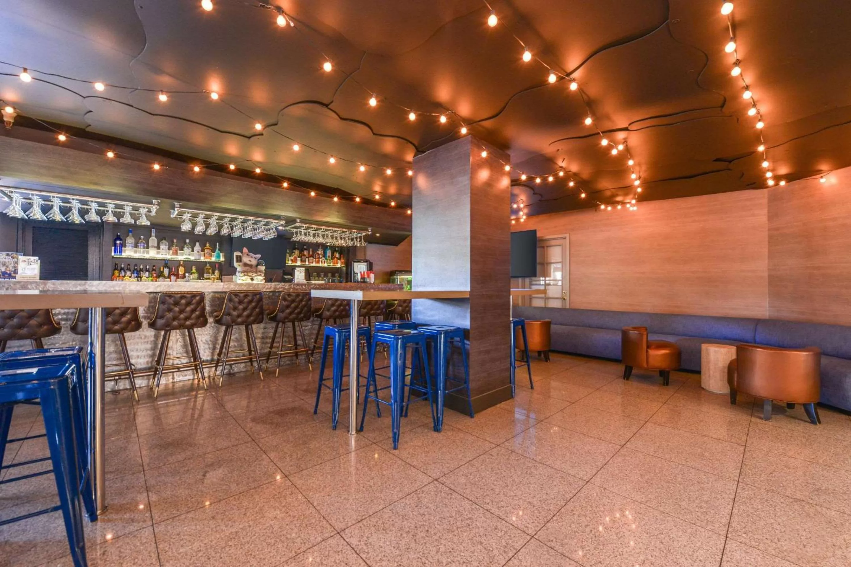 Lounge or bar in Quality Inn & Suites Montebello - Los Angeles