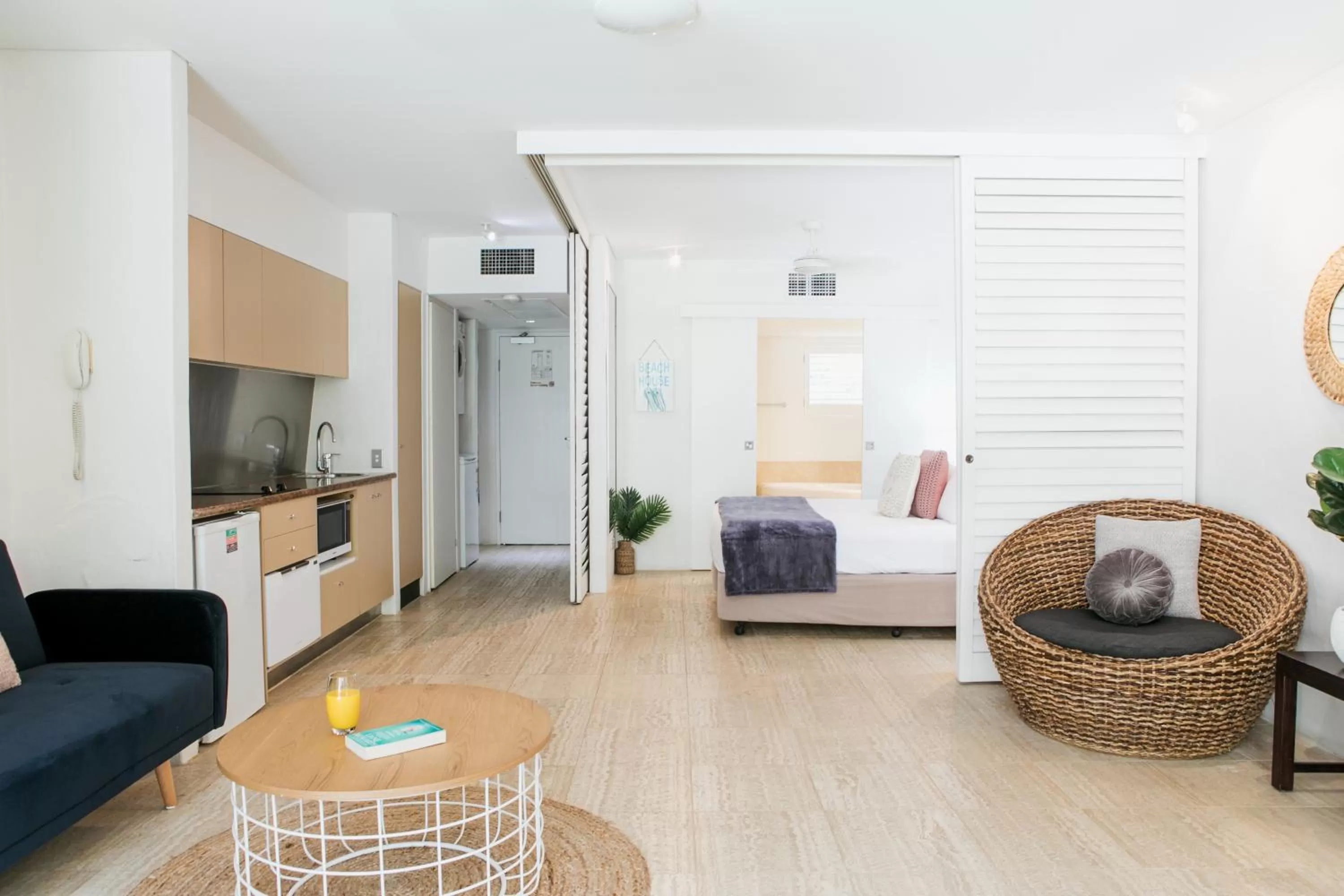 Kitchen or kitchenette, Bed in Noosa Blue Resort