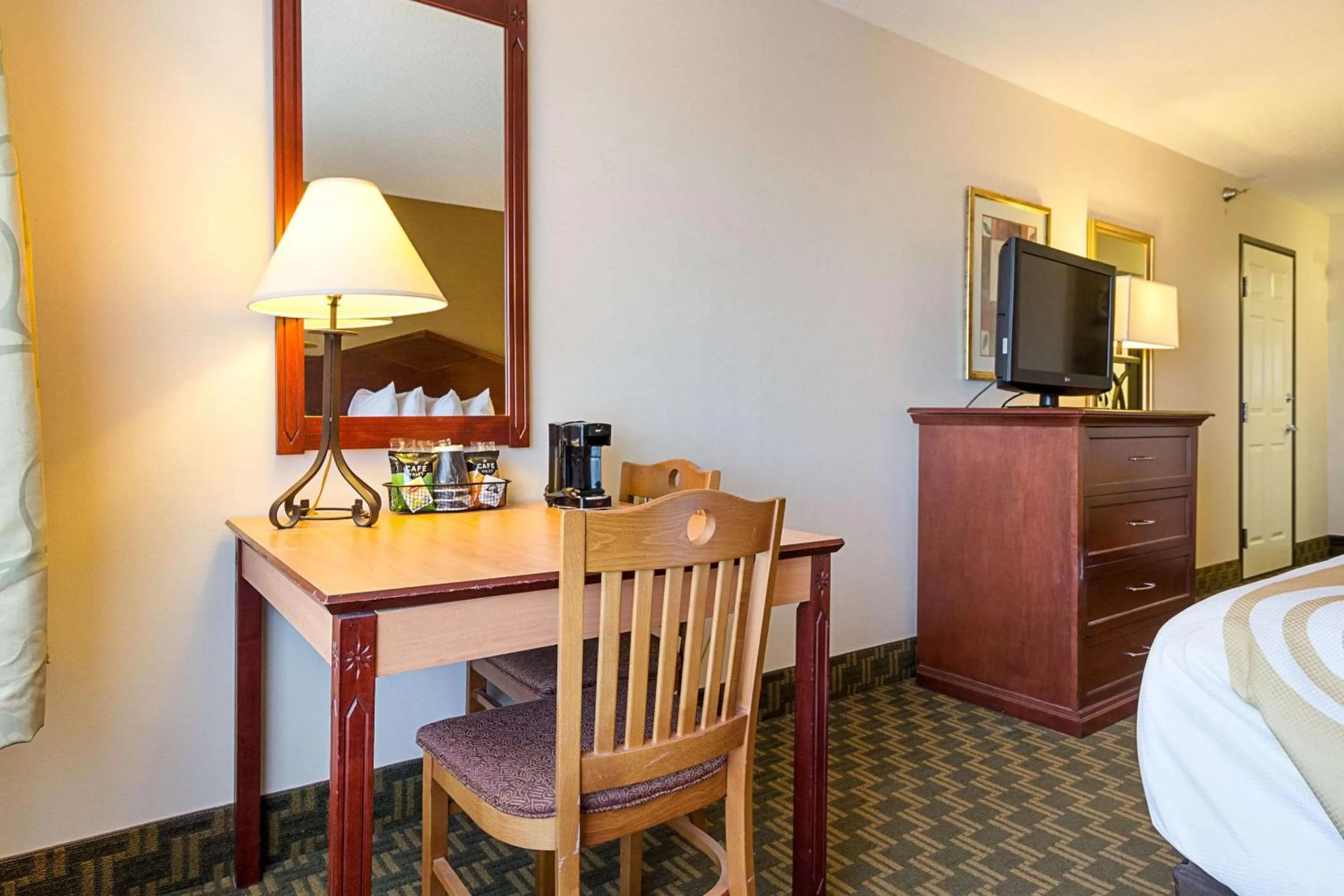 Photo of the whole room, Bed in Quality Inn Fairmont