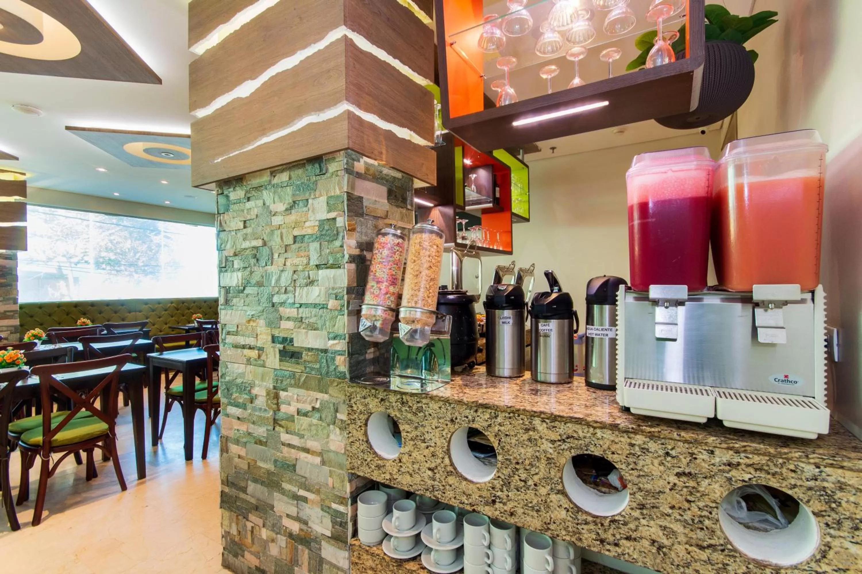 Restaurant/places to eat in Hotel Aixo Suites By GEH Suites