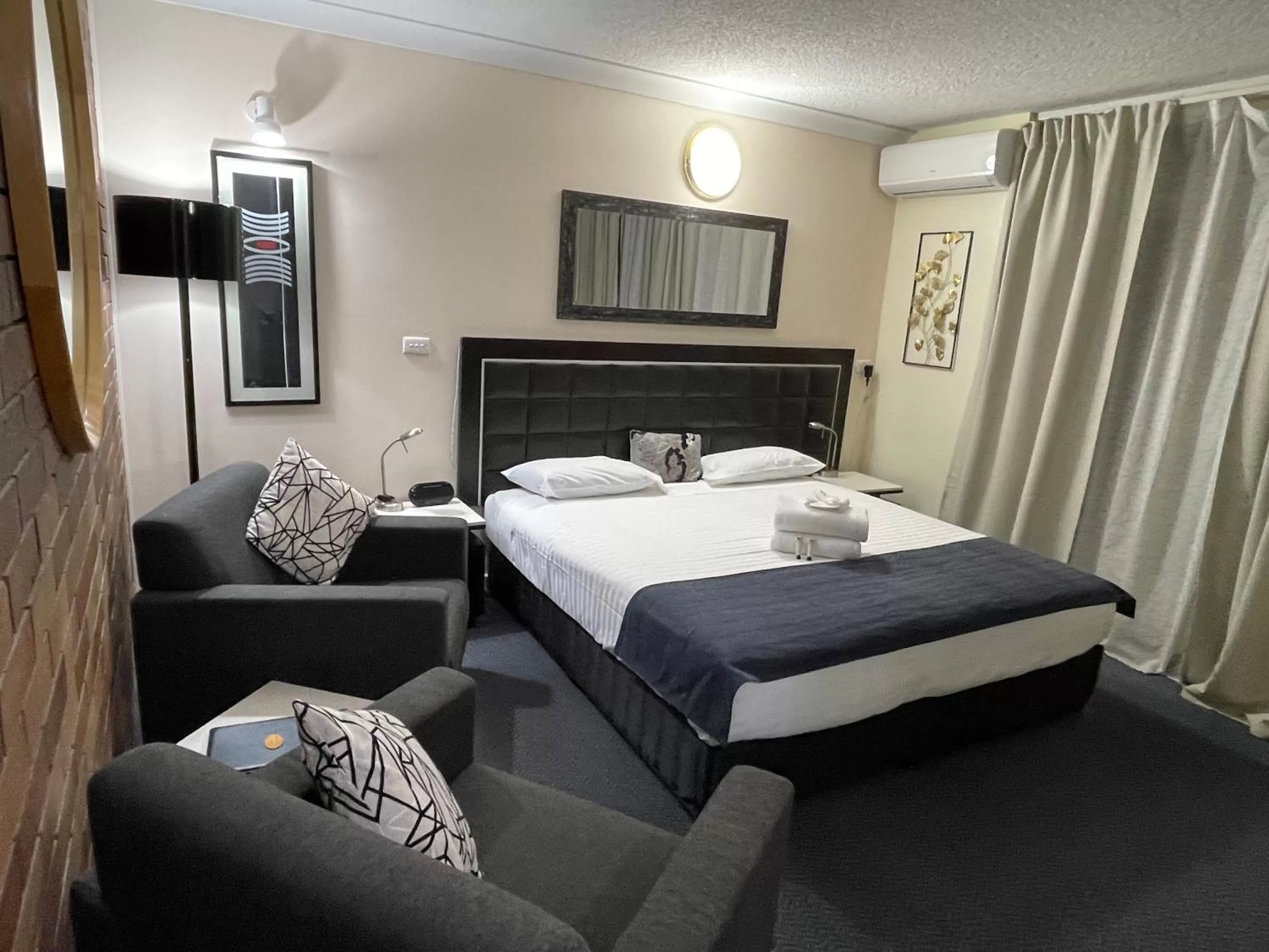 Bed in Lakeview Motor Inn