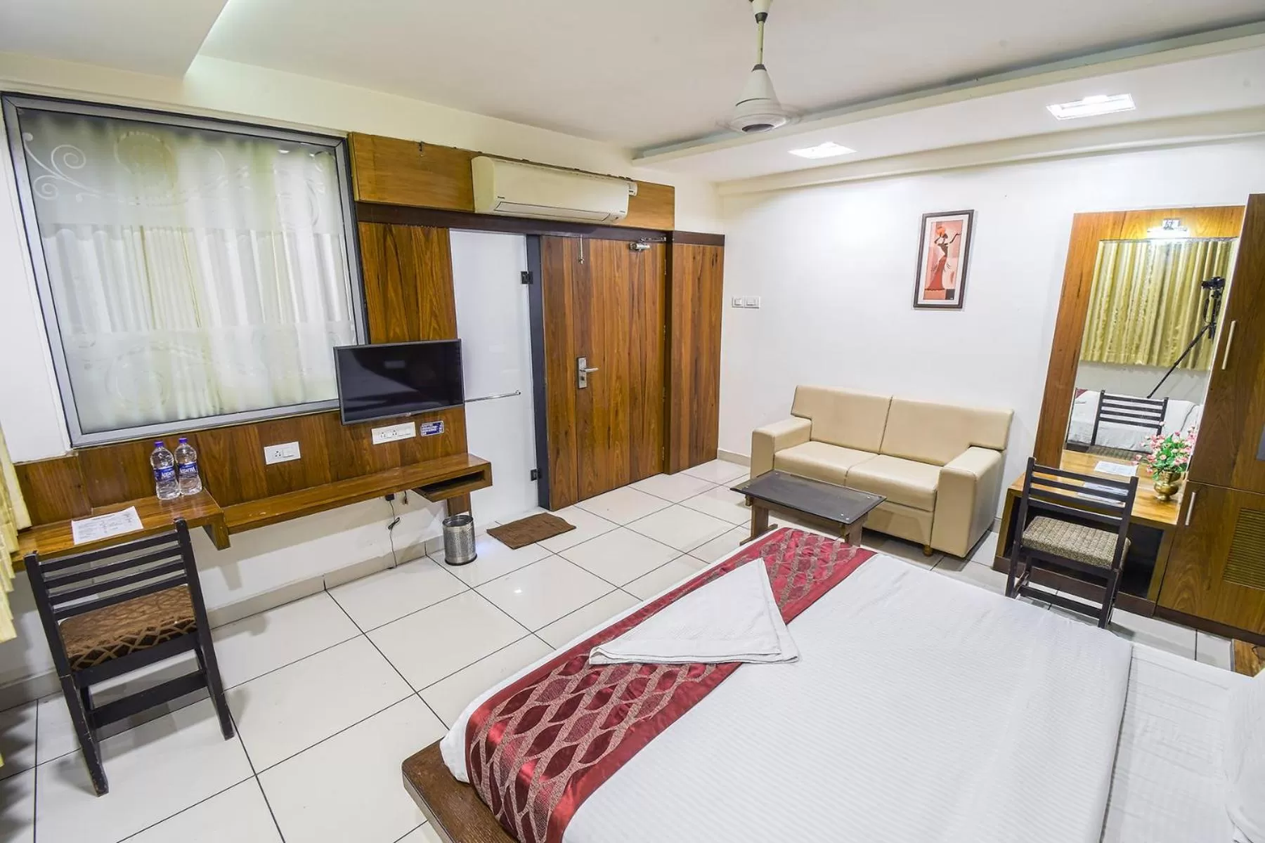 Living room, Bed in Hotel Radiant Kolhapur