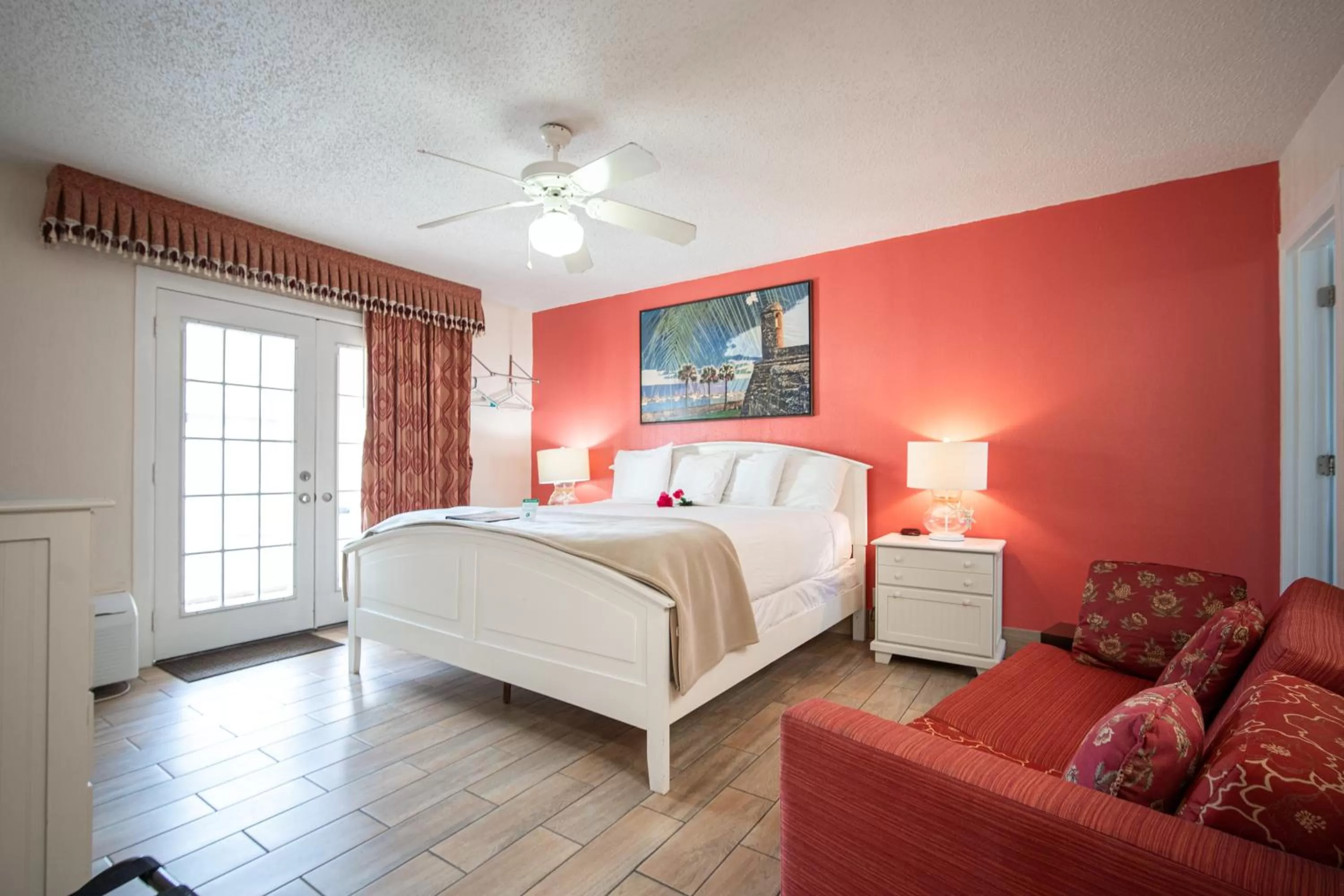 Bed in Island Sun Inn & Suites - Venice, Florida Historic Downtown & Beach Getaway