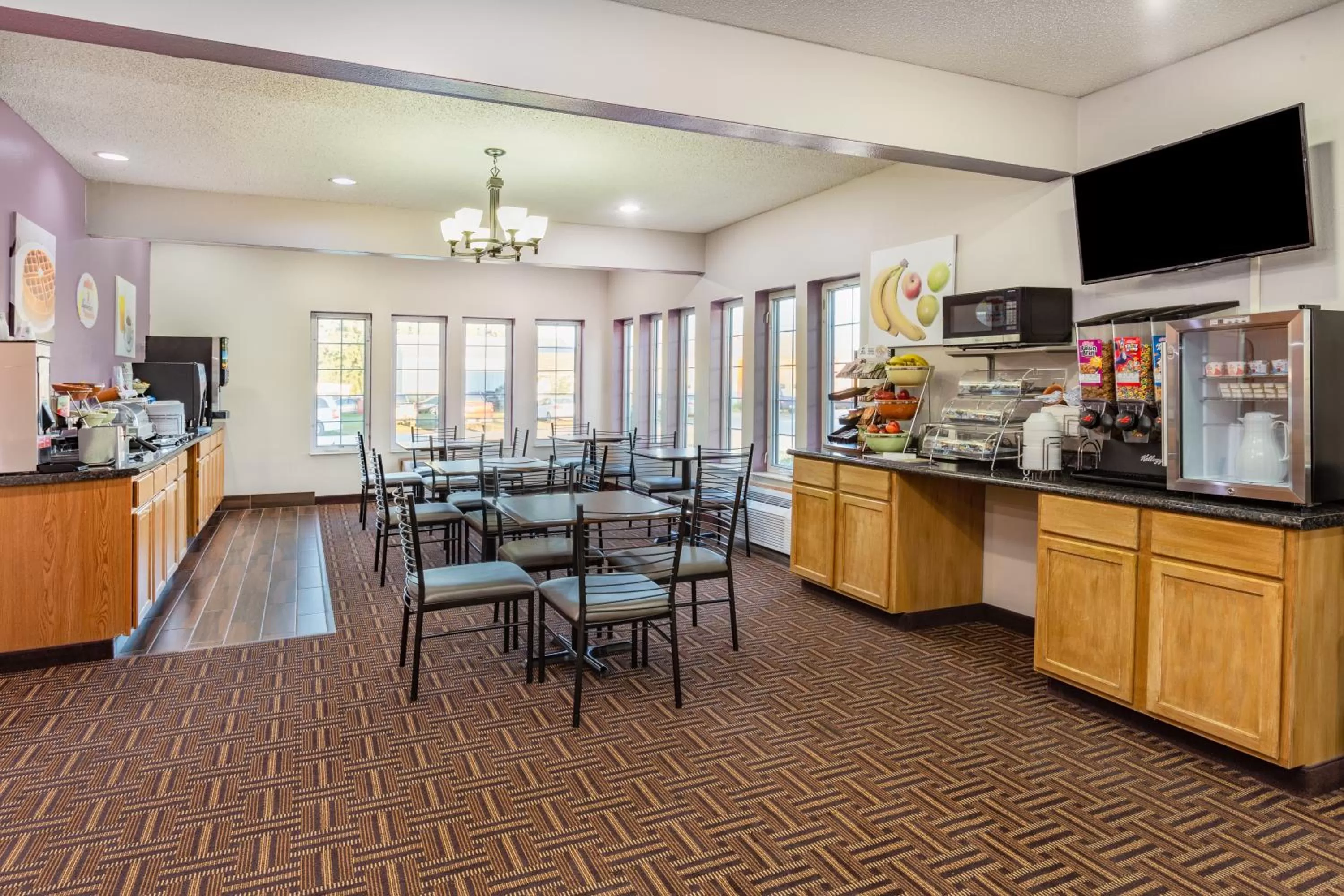 Dining area in Super 8 by Wyndham Emmetsburg