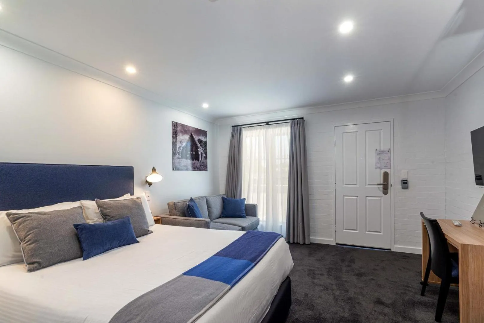 Photo of the whole room, Bed in Town Square Motel