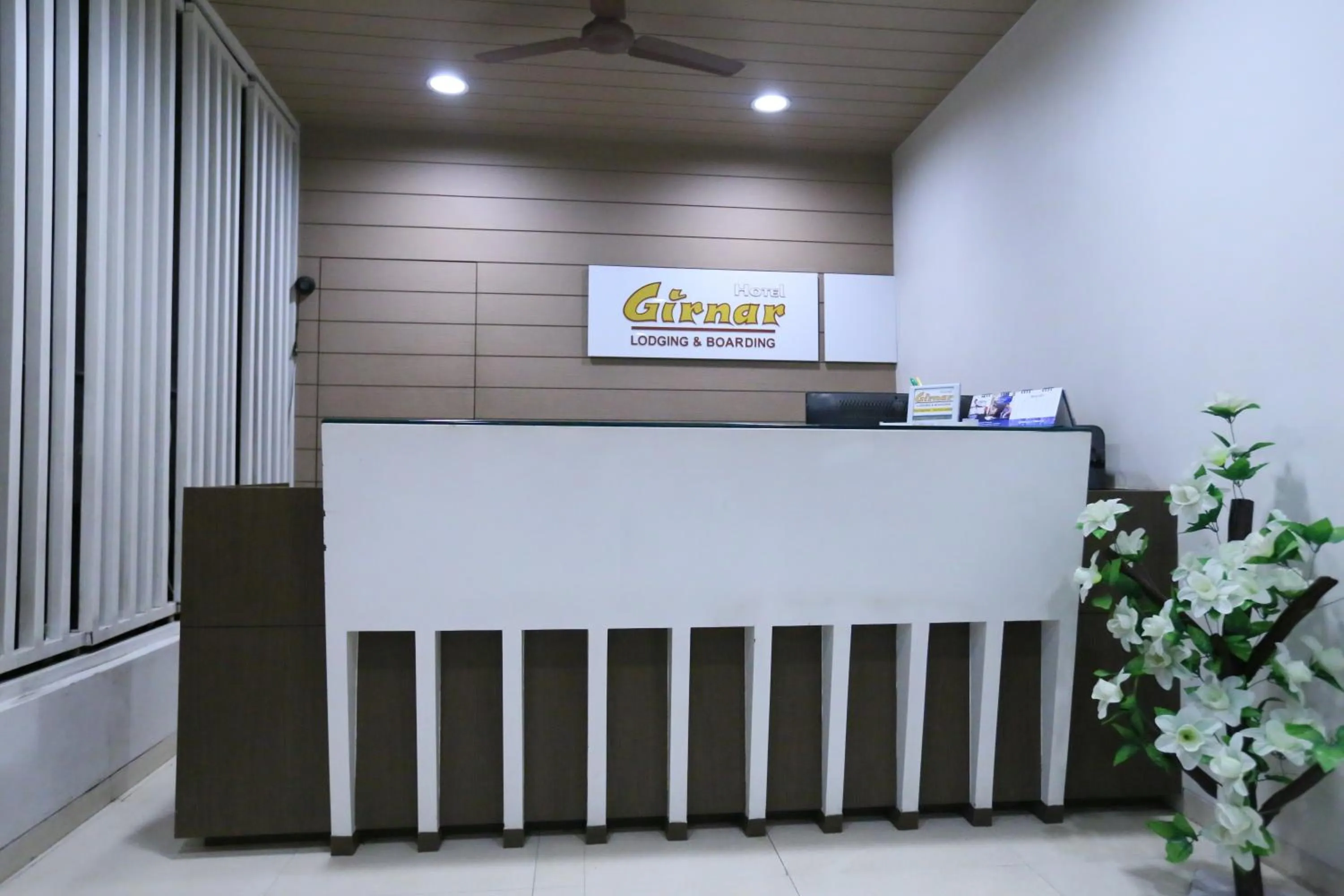 Lobby or reception in Hotel Girnar