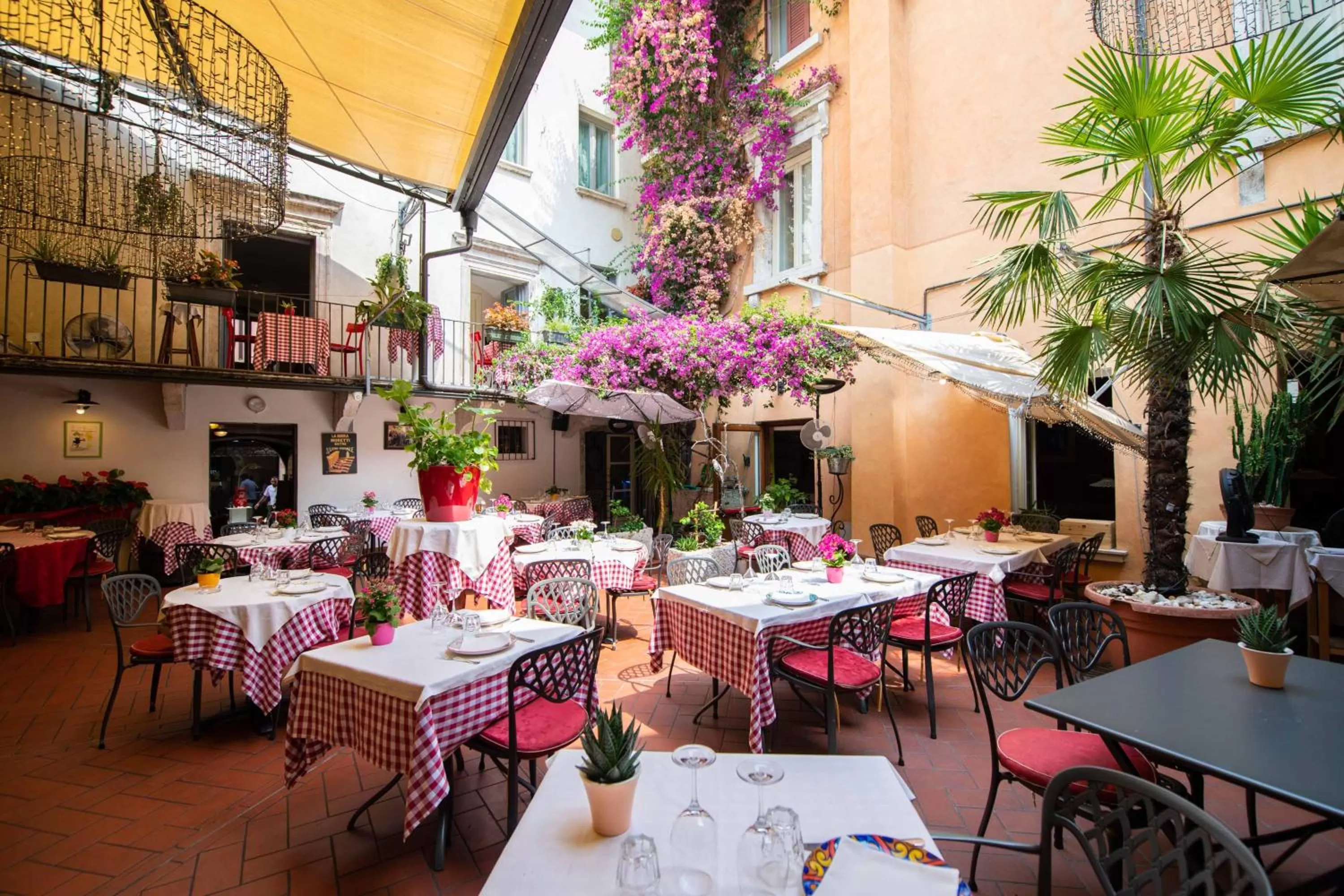 Restaurant/places to eat in Alessi Hotel Trattoria