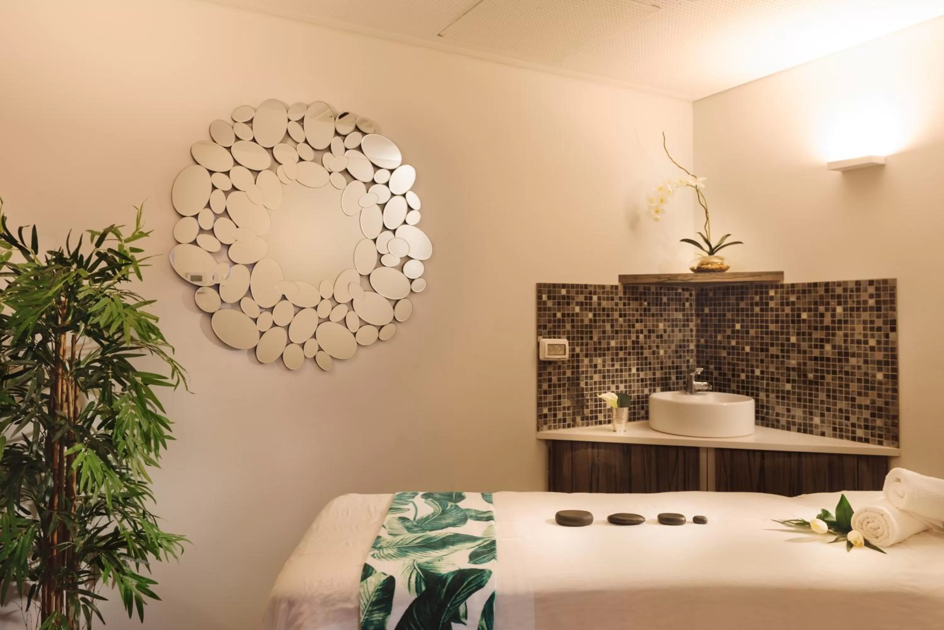 Spa and wellness centre/facilities, Bed in Leonardo City Tower Hotel Tel Aviv