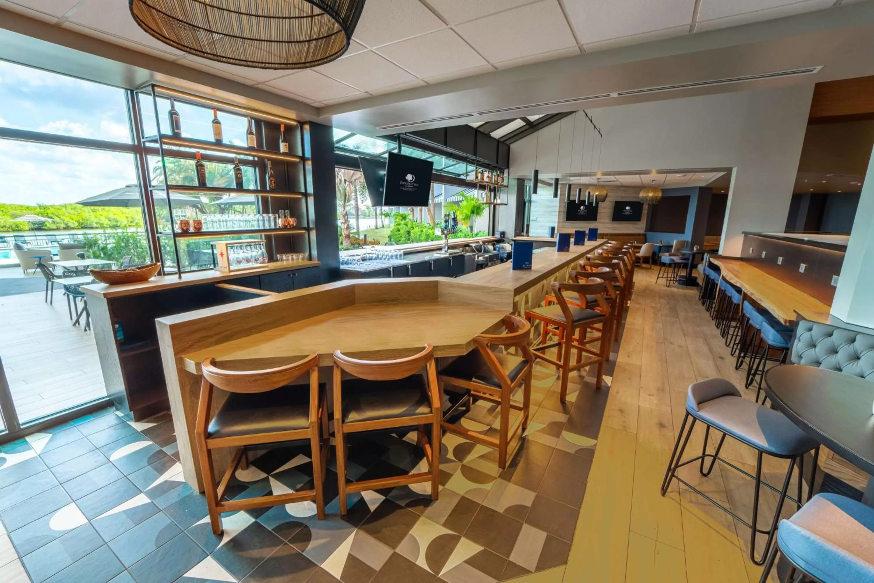 Lounge or bar in DoubleTree by Hilton Tampa Rocky Point Waterfront