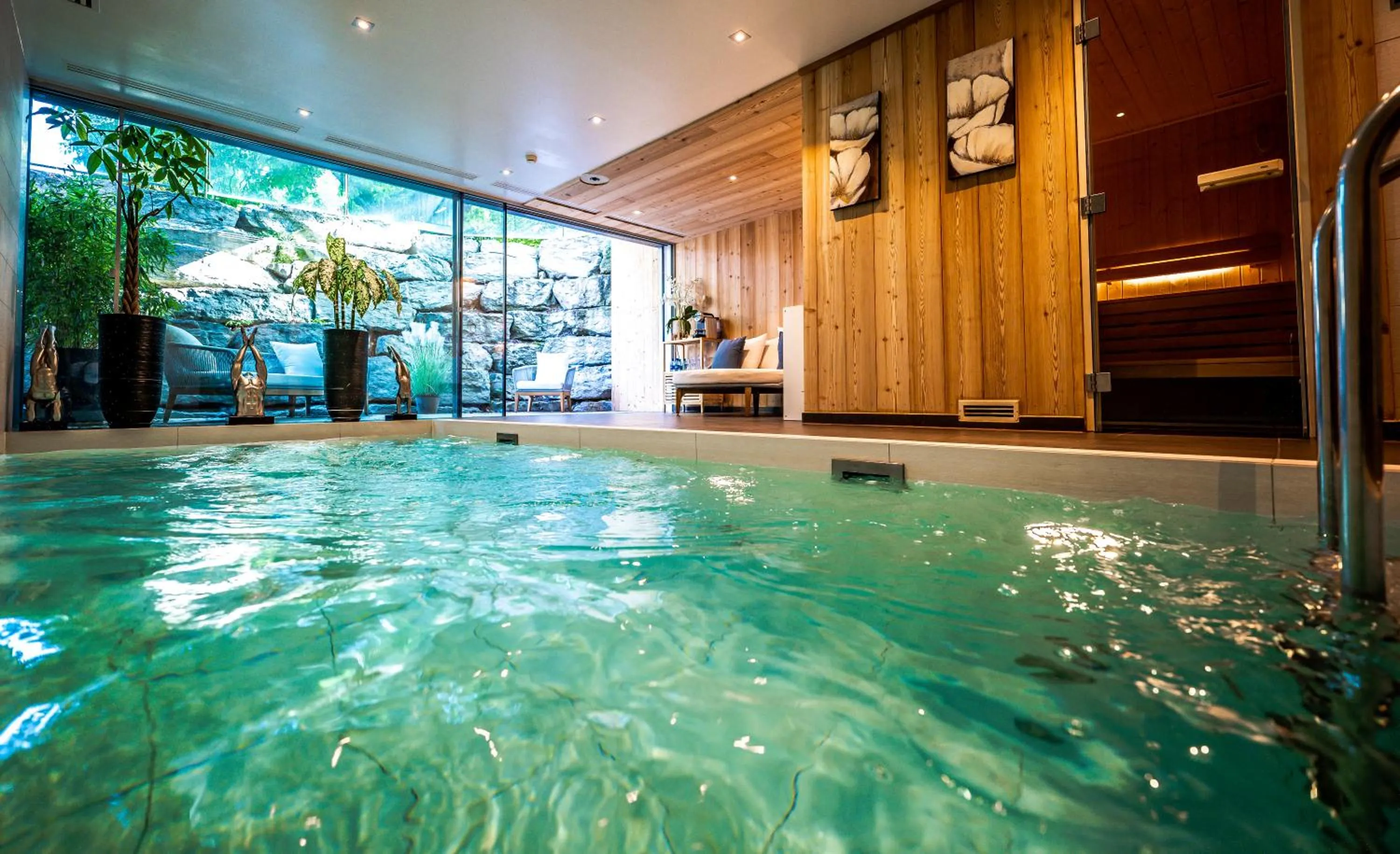 Swimming pool in Hostellerie Le Petit Manoir