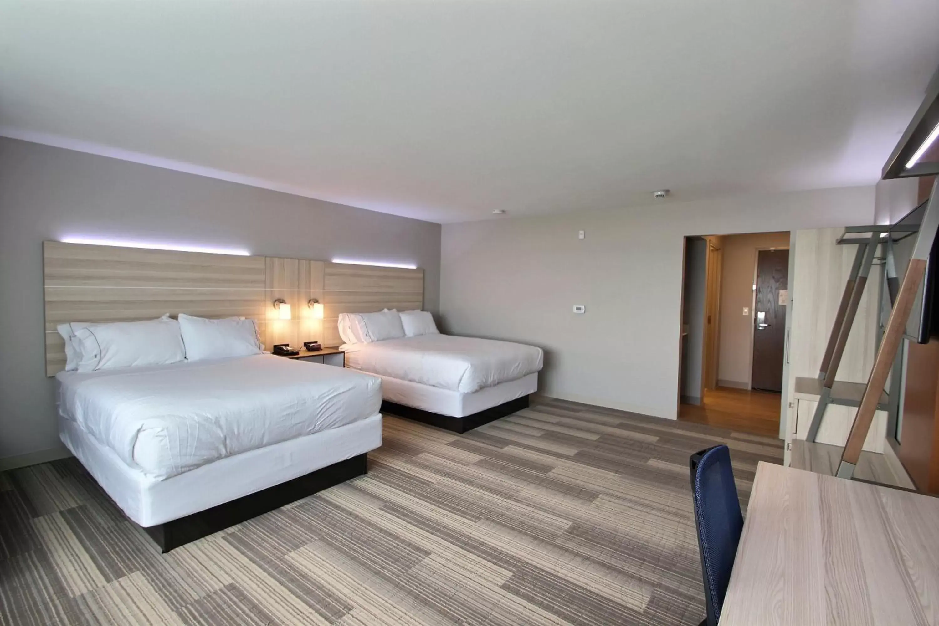 Standard Queen Room with Two Queen Beds and Mobility Accessible Tub in Holiday Inn Express & Suites Fond Du Lac by IHG Standard Queen Room with Two Queen Beds and Mobility Accessible Tub in Holiday Inn Express & Suites Fond Du Lac by IHG