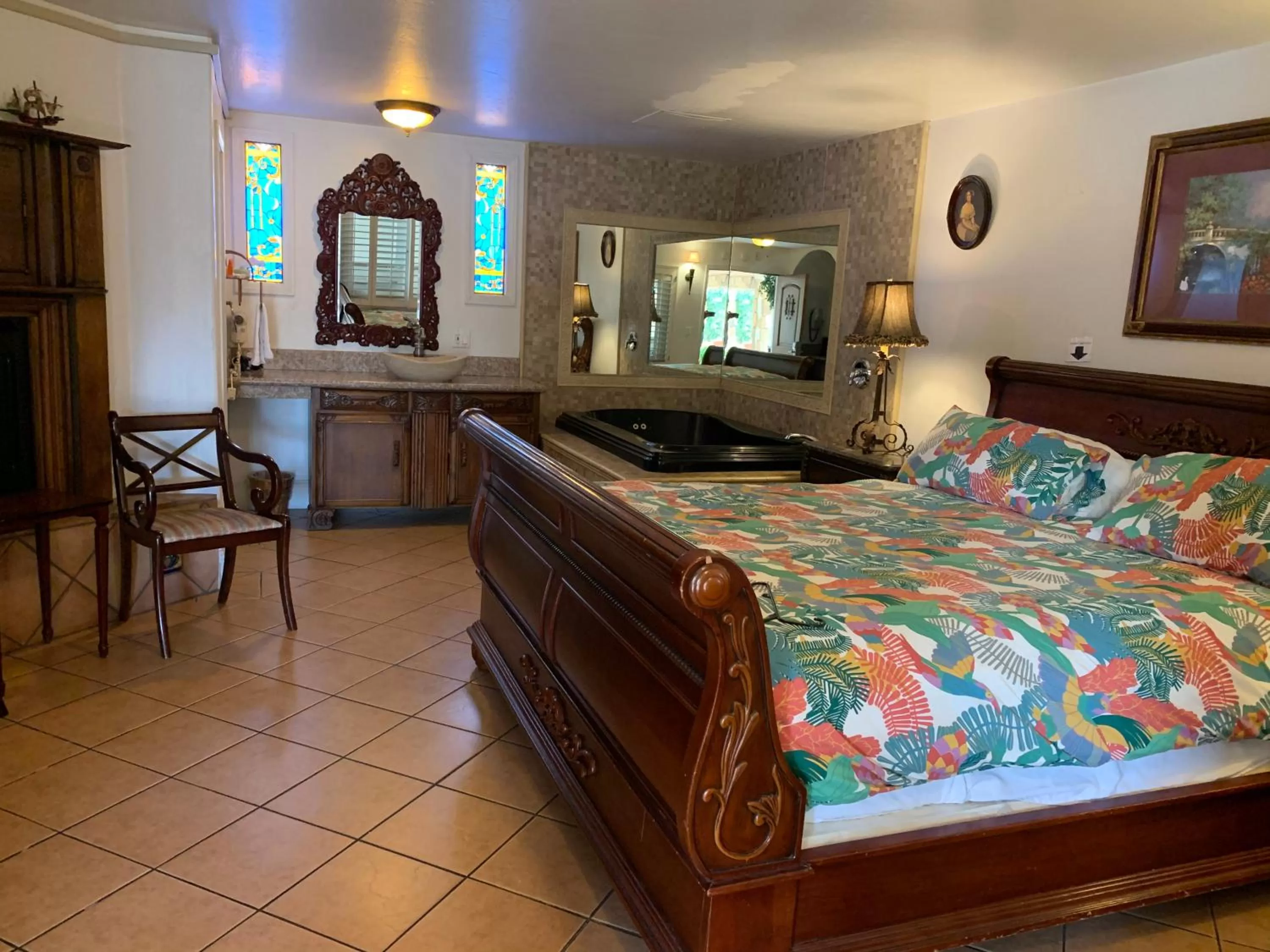 Photo of the whole room, Bed in Chantico Inn