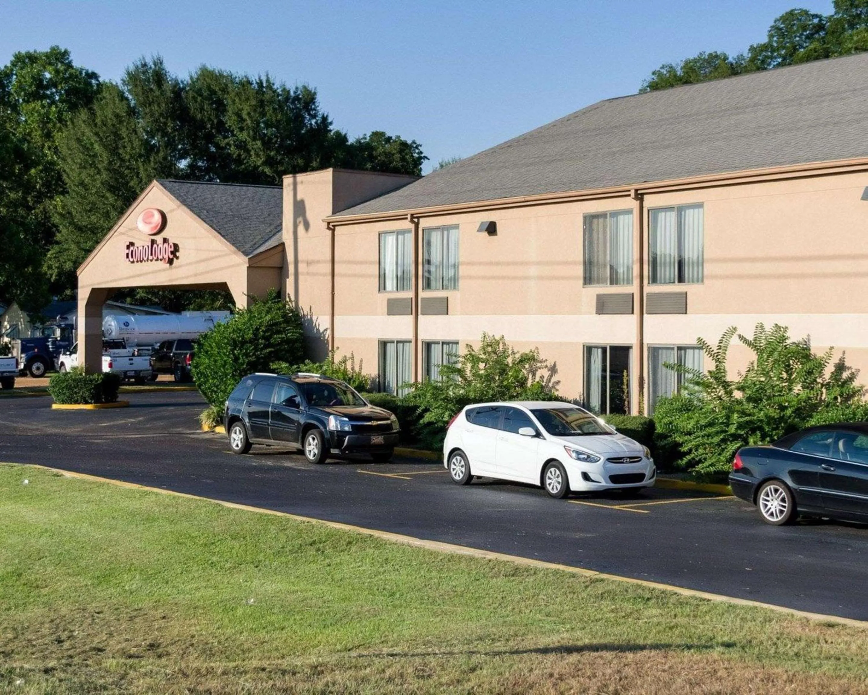 Property building in Econo Lodge Yazoo City