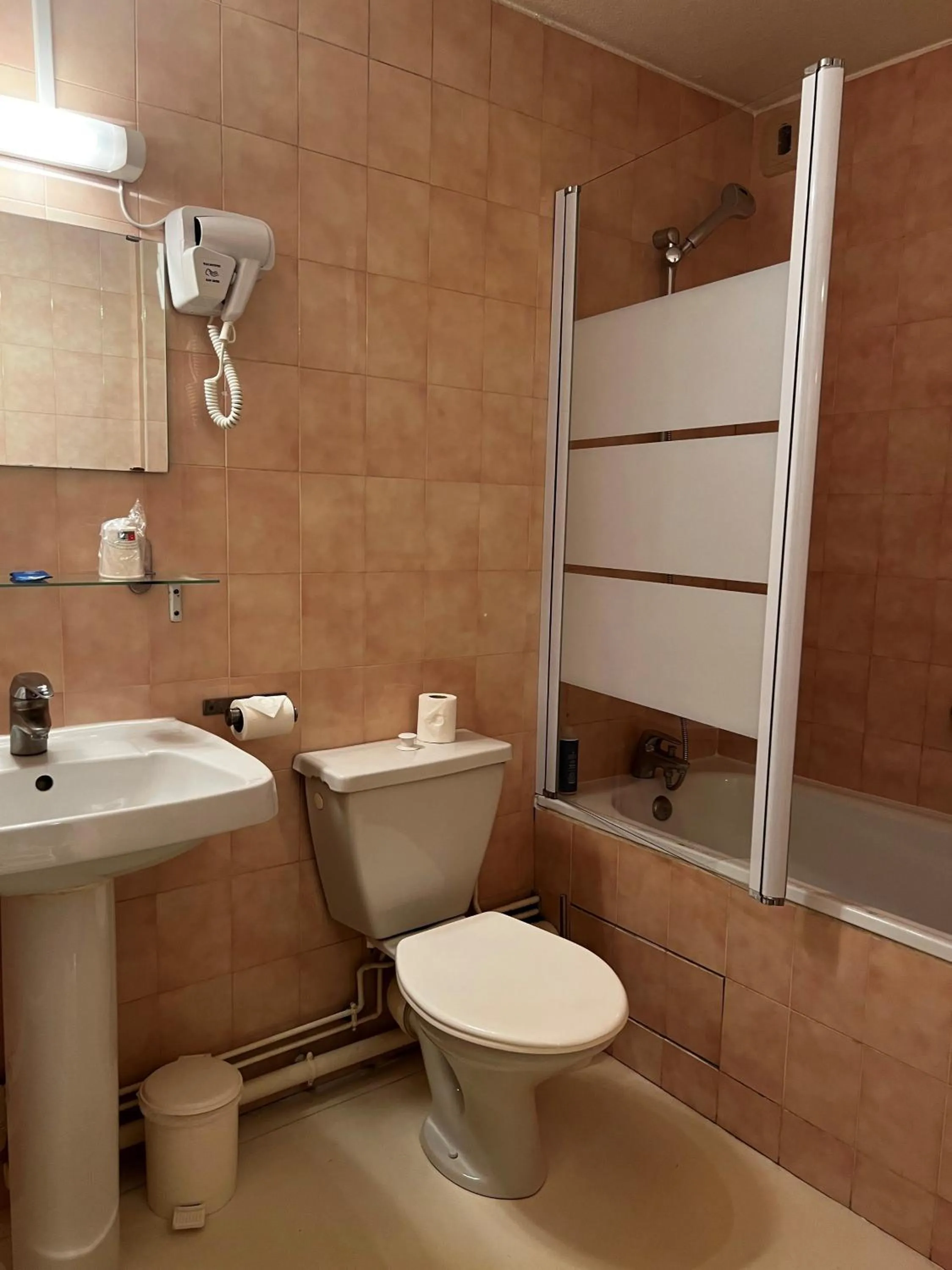 Bathroom in Brit Hotel du Commerce Bergerac