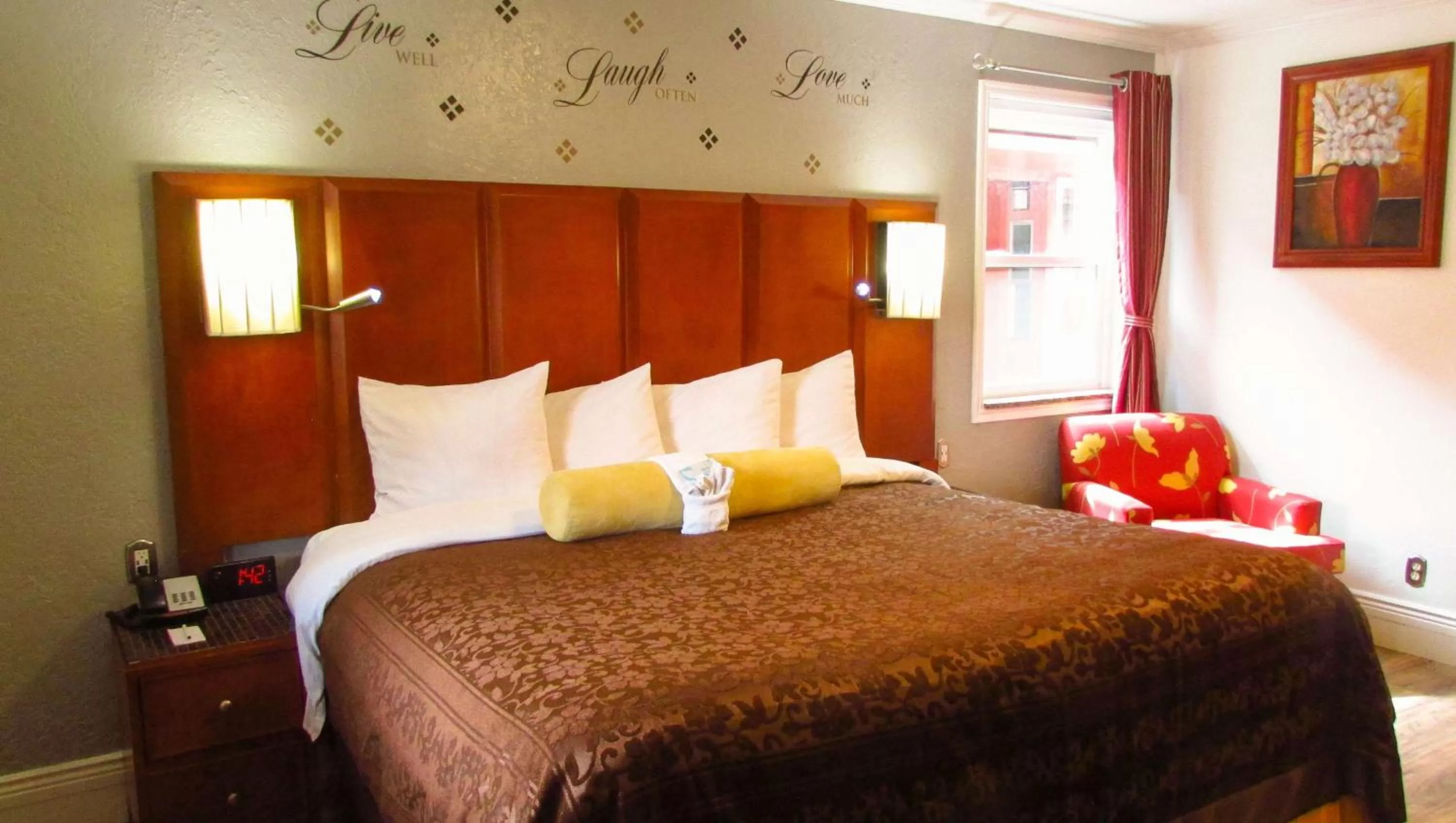 Photo of the whole room, Bed in Mountain Star Inn