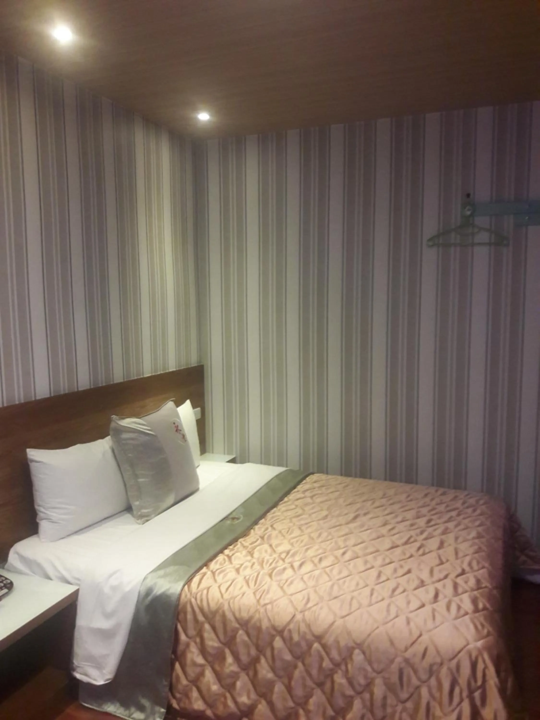 bunk bed, Bed in Yung Feng Hotel