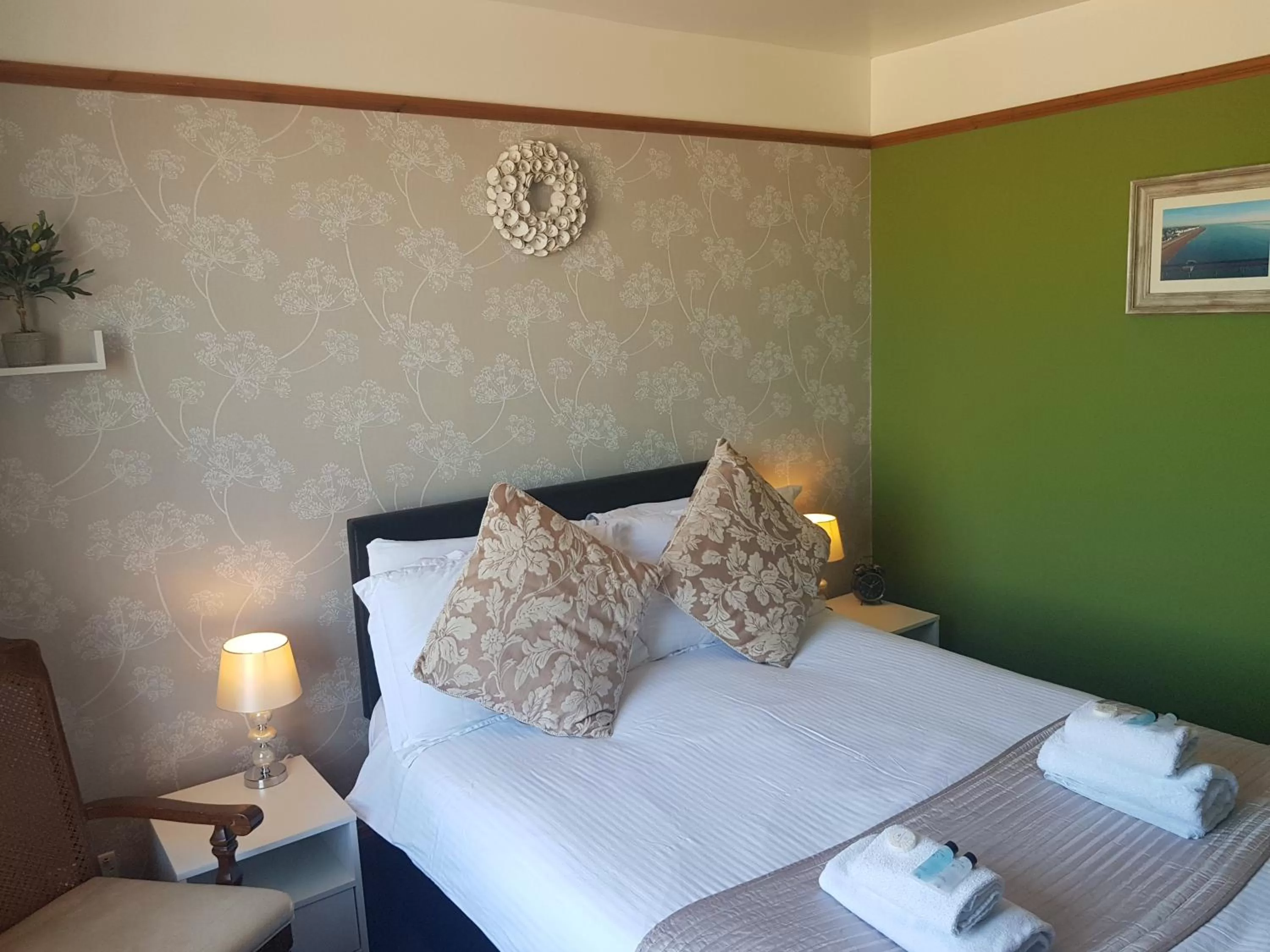 Bedroom, Bed in Waterfront Hotel