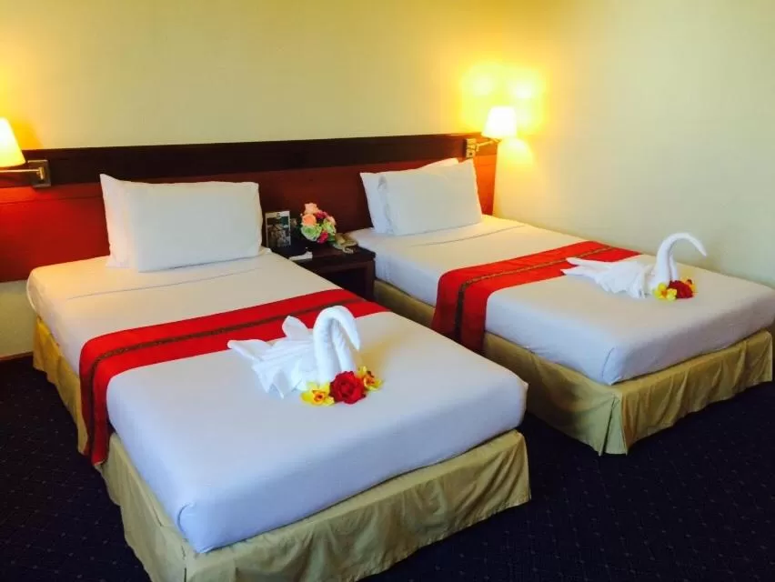 Bedroom, Bed in Hatyai Golden Crown Hotel