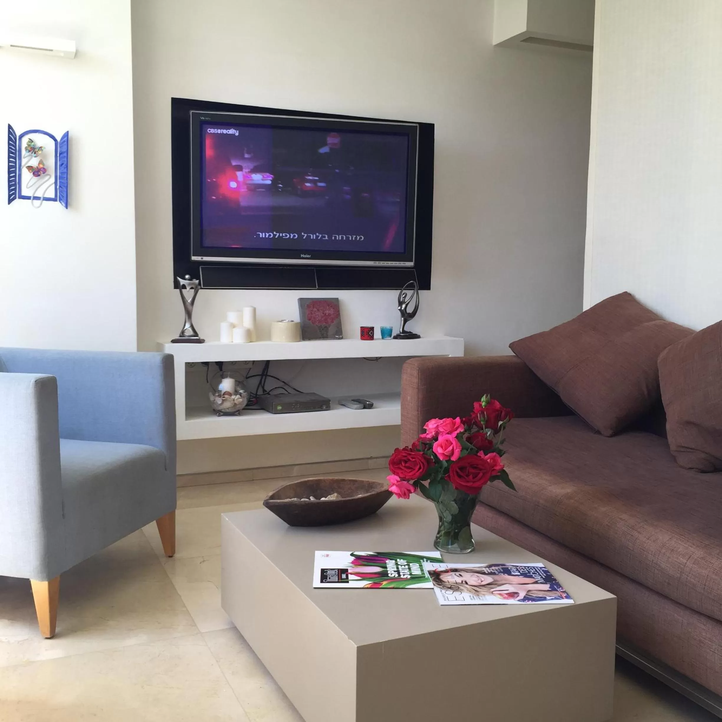 Living room, TV/Entertainment Center in Raphael Apartments