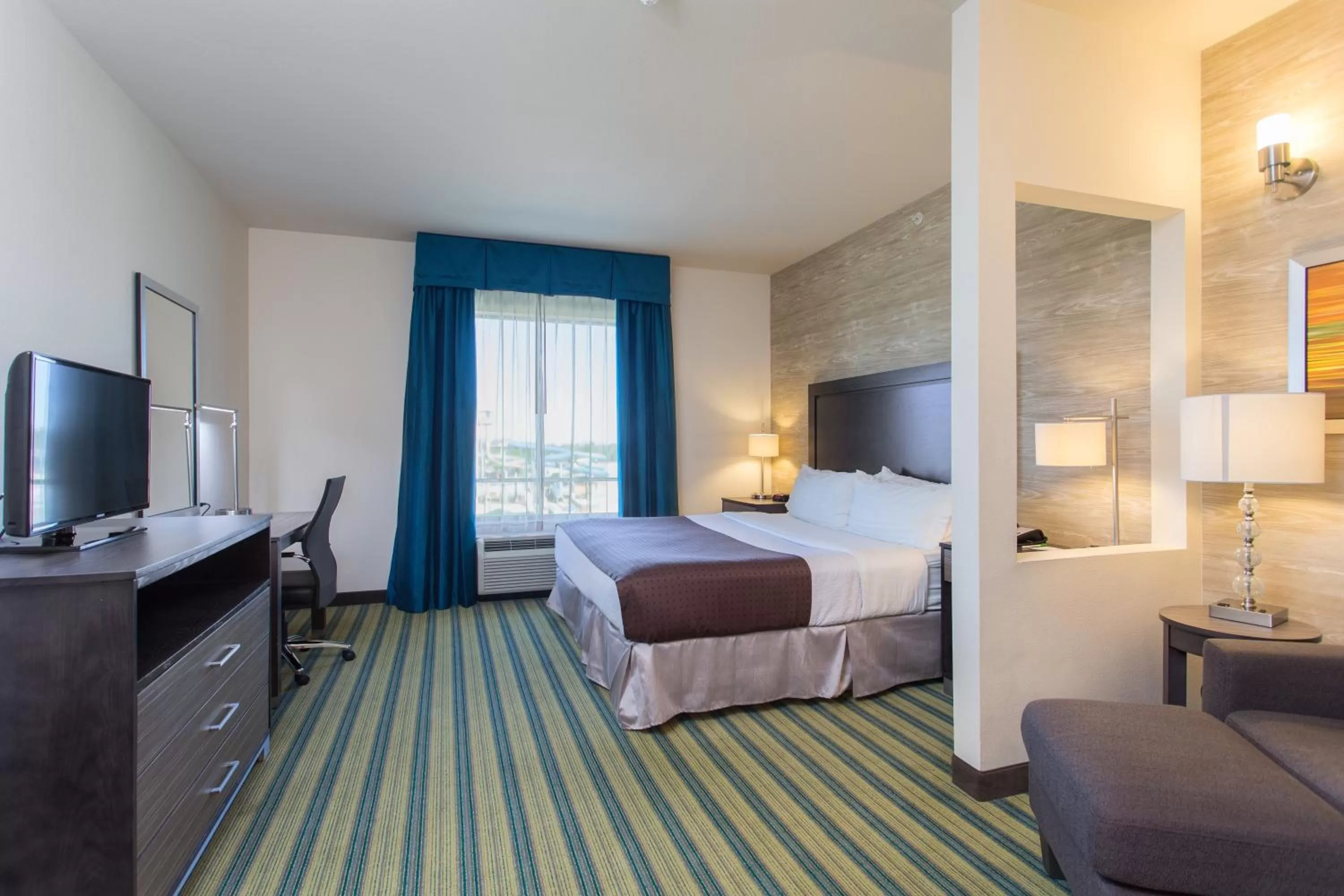 Photo of the whole room, Bed in Holiday Inn Texarkana Arkansas Convention Center by IHG