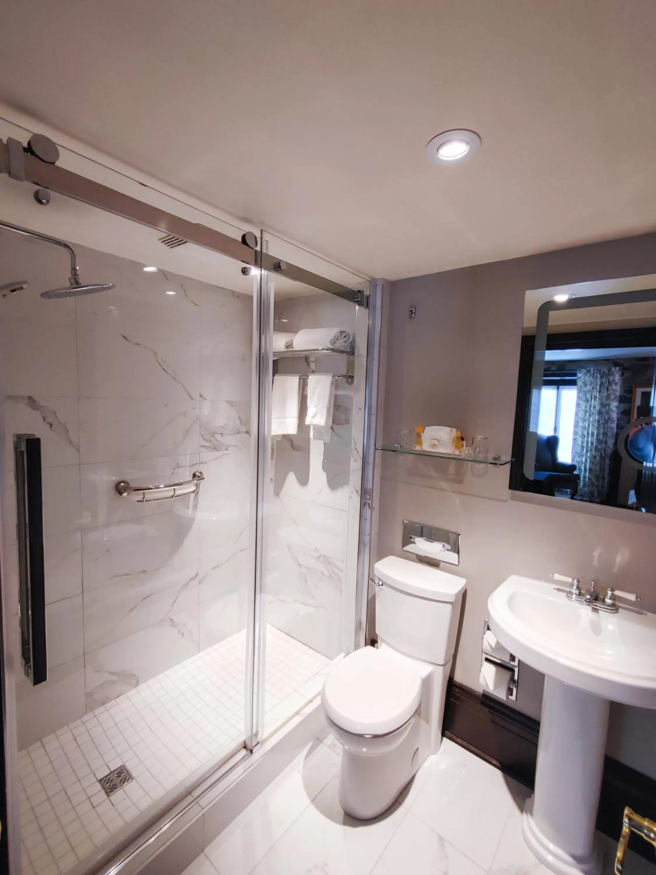 Bathroom in Le Clos Saint-Louis - Par Aneyro