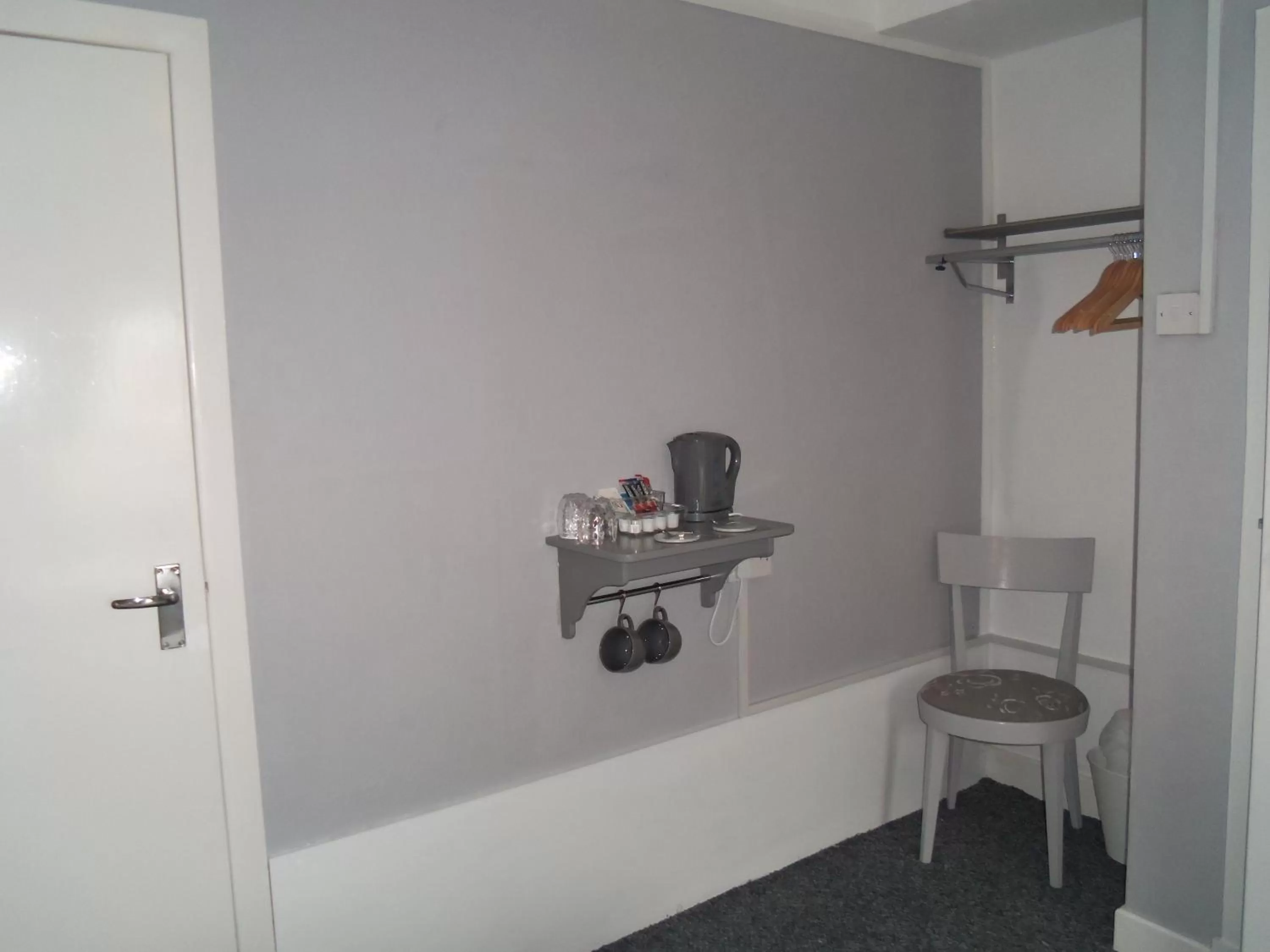 Coffee/tea facilities, TV/Entertainment Center in The Sefton Blackpool