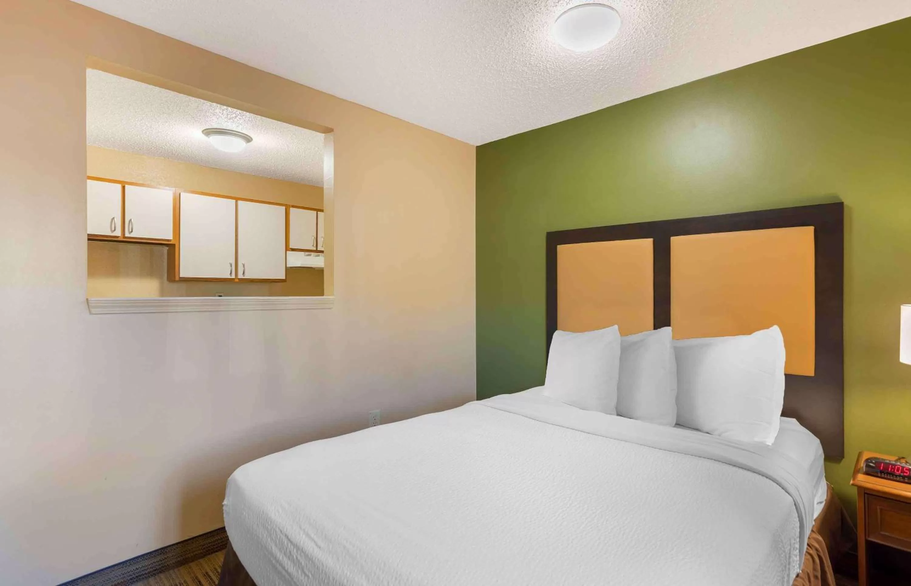 Bedroom, Bed in Extended Stay America Suites - Cleveland - Great Northern Mall