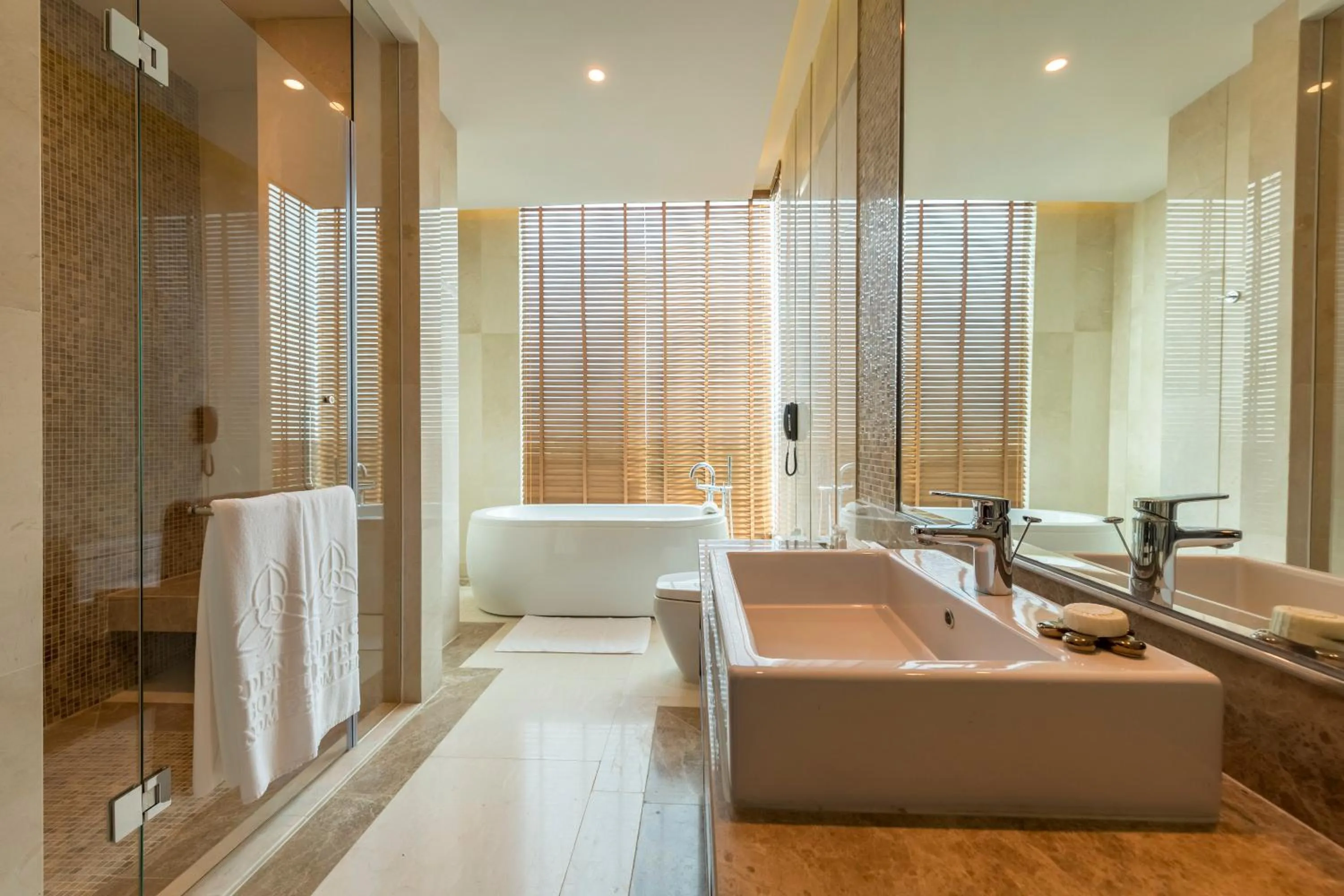 Shower, Lounge/Bar in Garden City Hotel