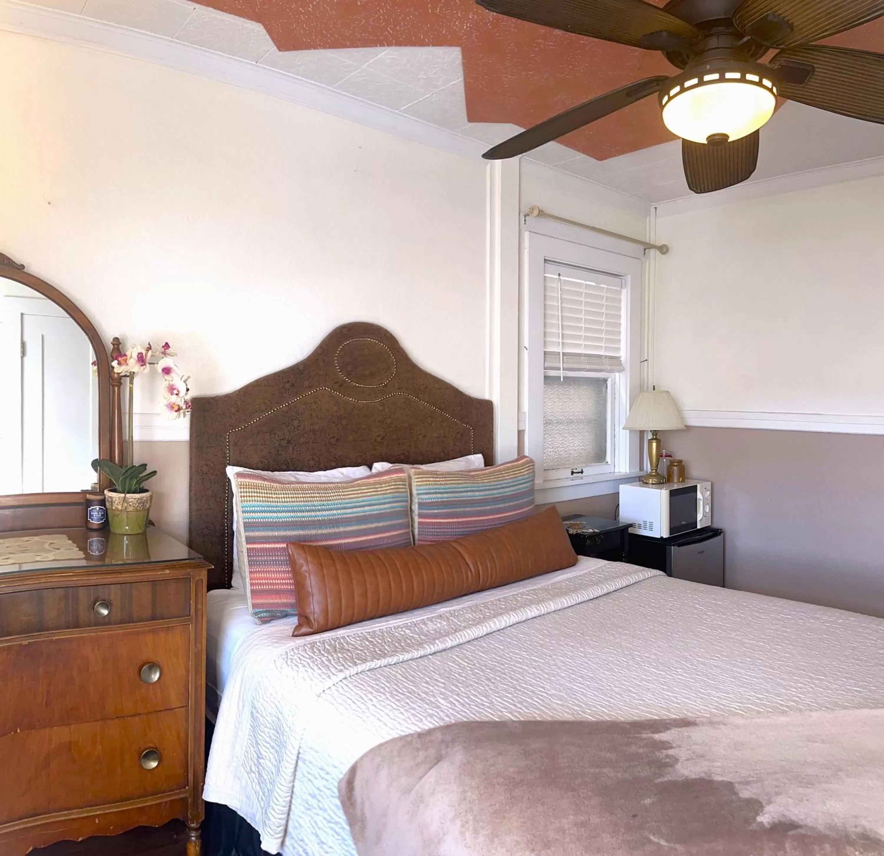 Bed in The Hotel Eastin