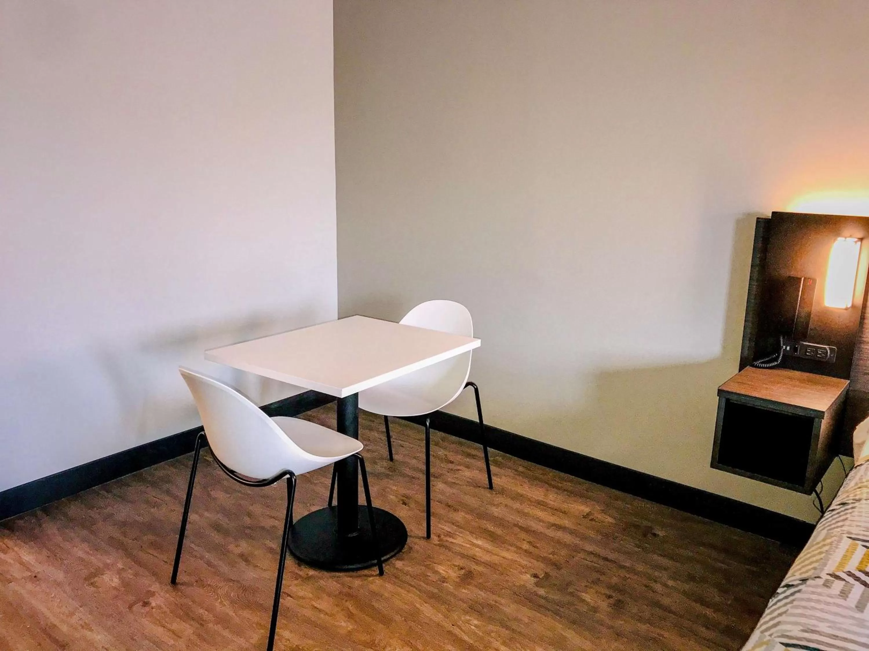 Seating area, Dining Area in Studio 6 Dublin, Ga