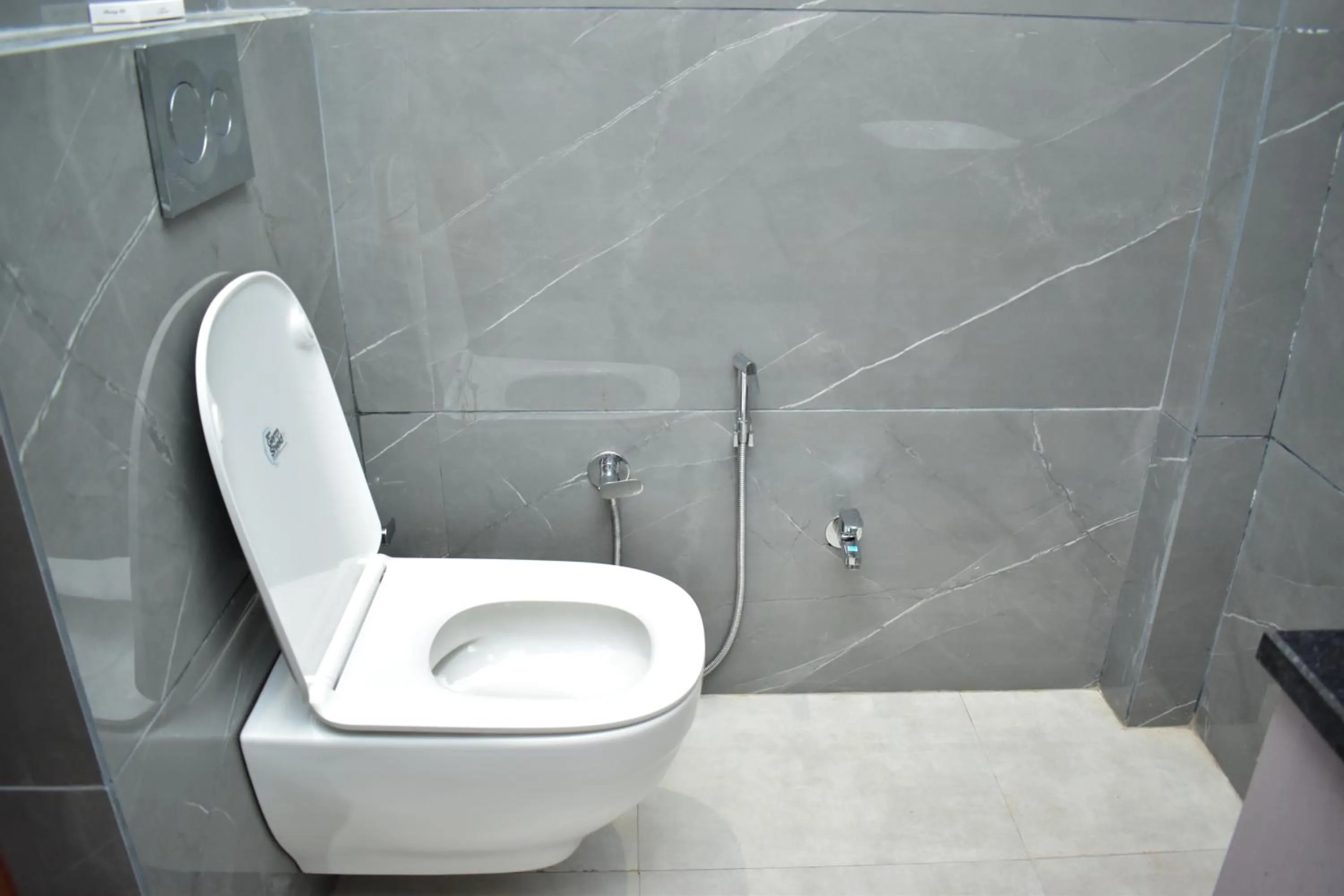 Shower in Qotel Comfort Ashok Vihar - Near Delhi University