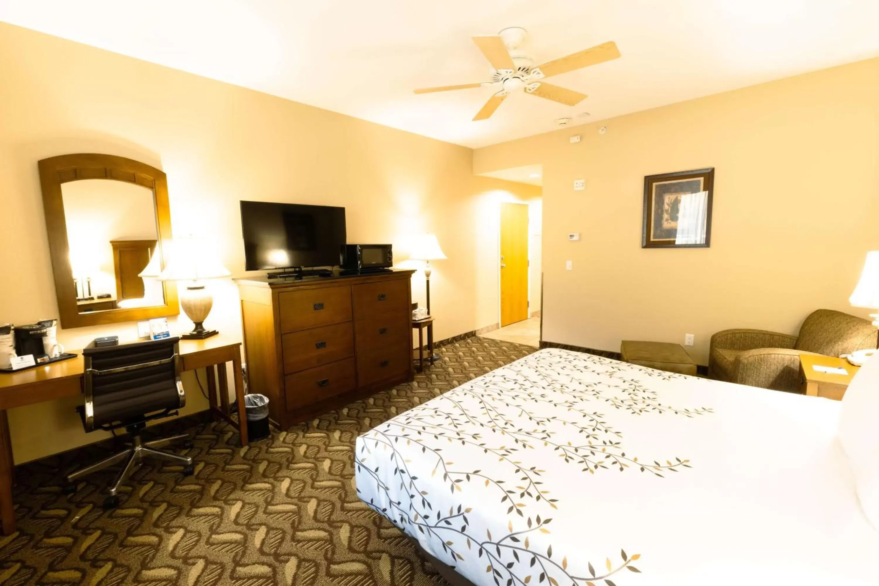 Queen Room with Bathtub - Disability Access in Best Western Lodge at River's Edge Queen Room with Bathtub - Disability Access in Best Western Lodge at River's Edge