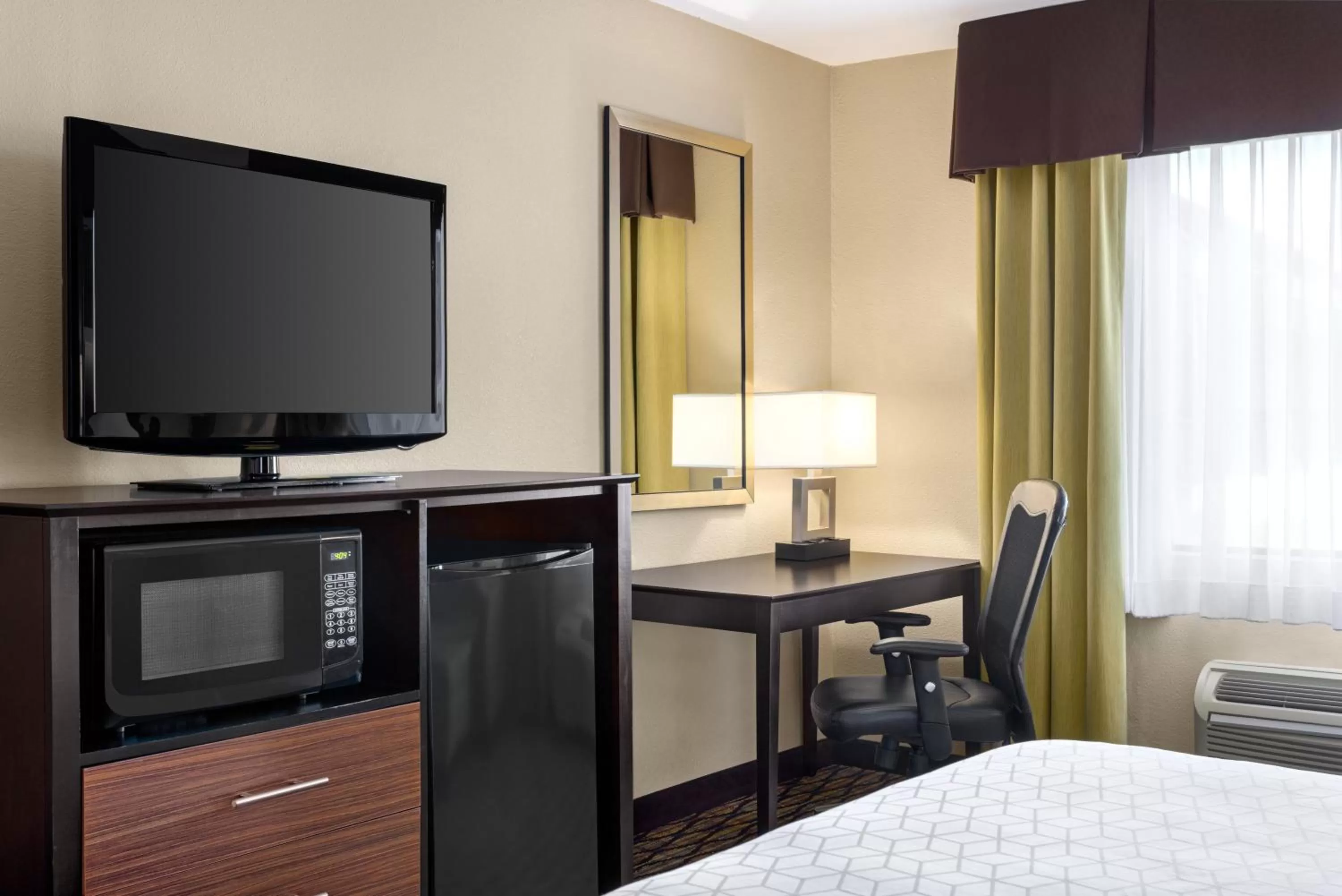 Photo of the whole room, Bed in Holiday Inn Express Hotel & Suites Edmond by IHG