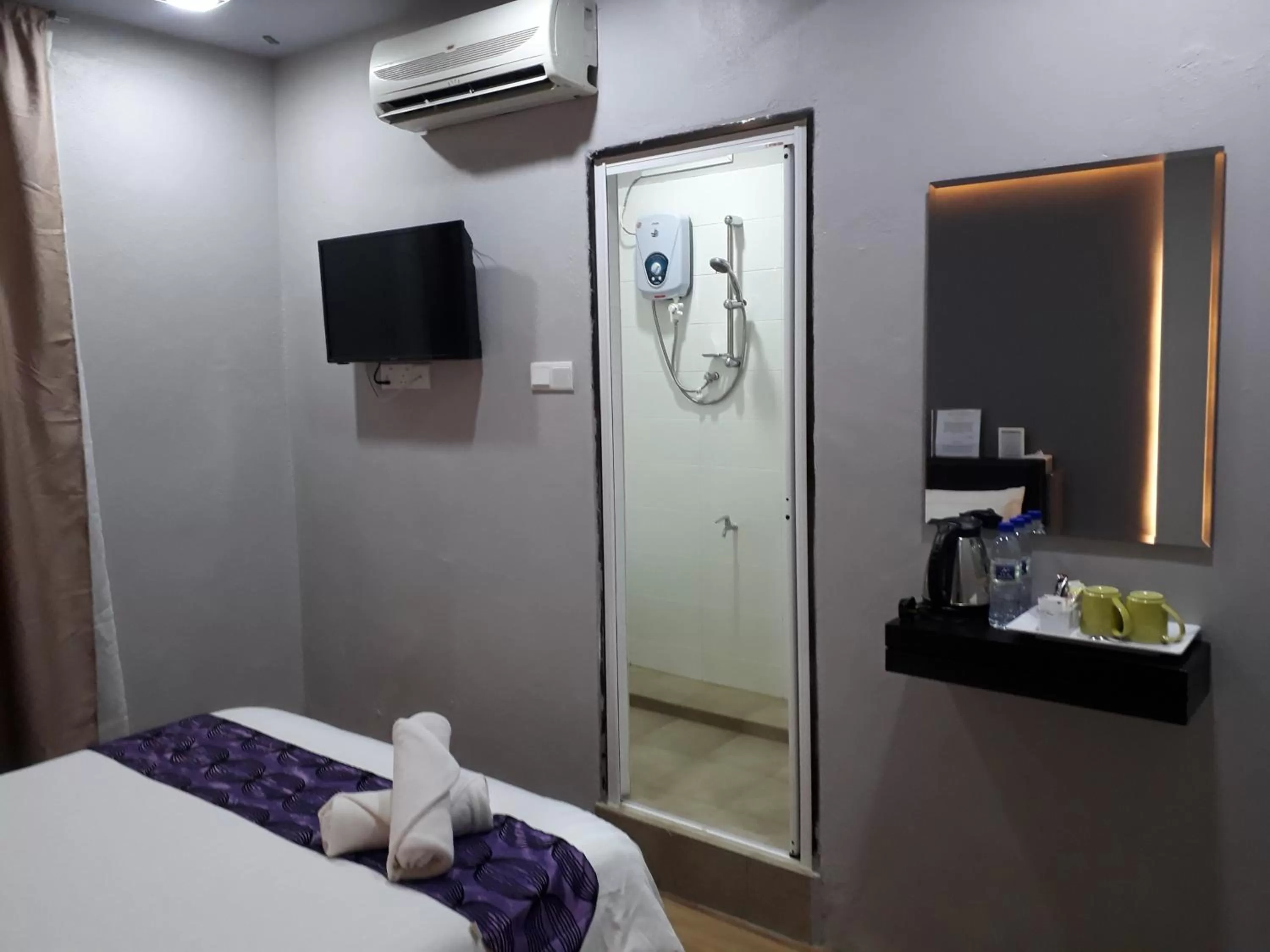 Bed in Sunset Villa Inn