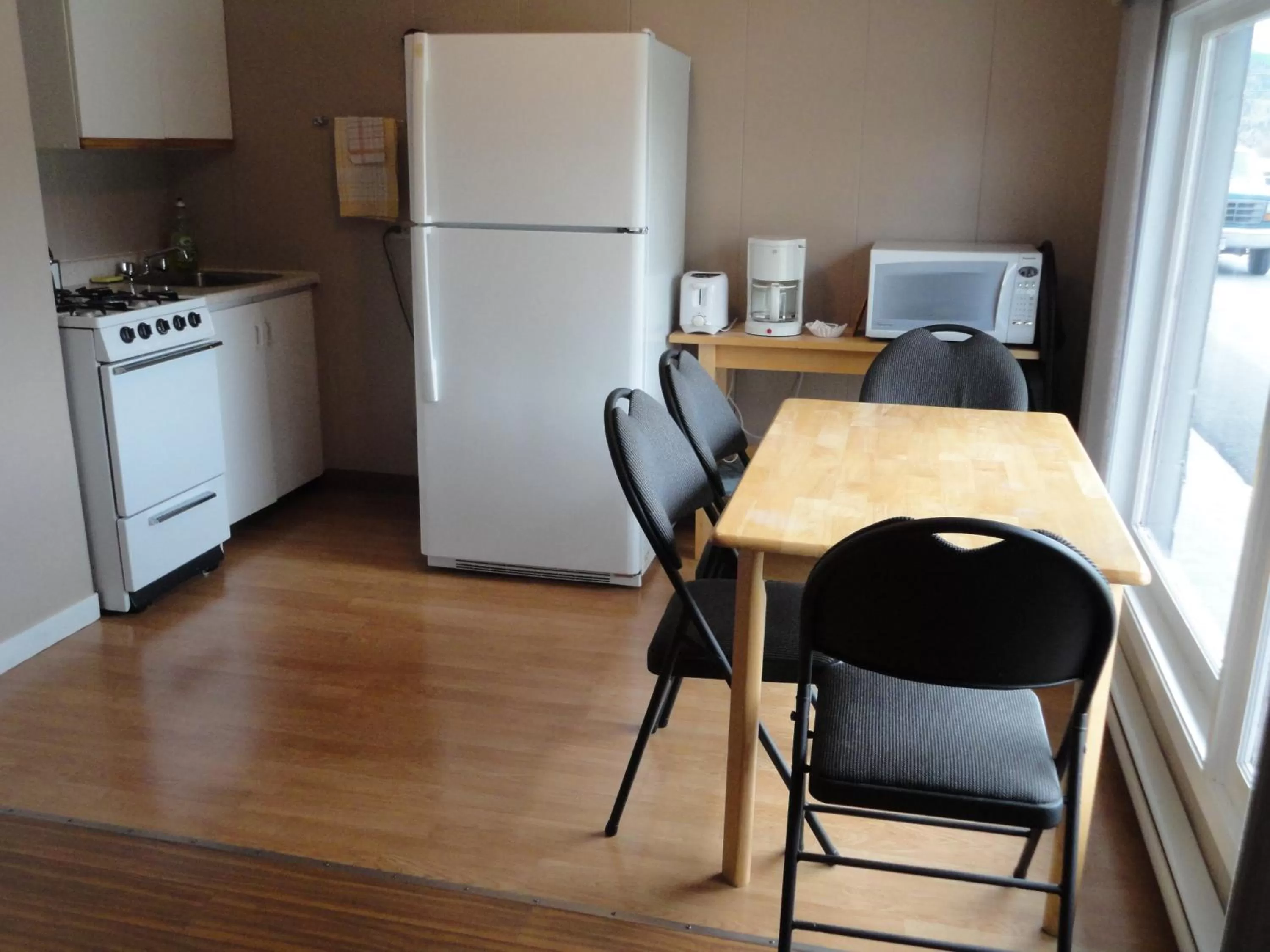 Kitchen or kitchenette, Dining Area in Apple Tree Inn
