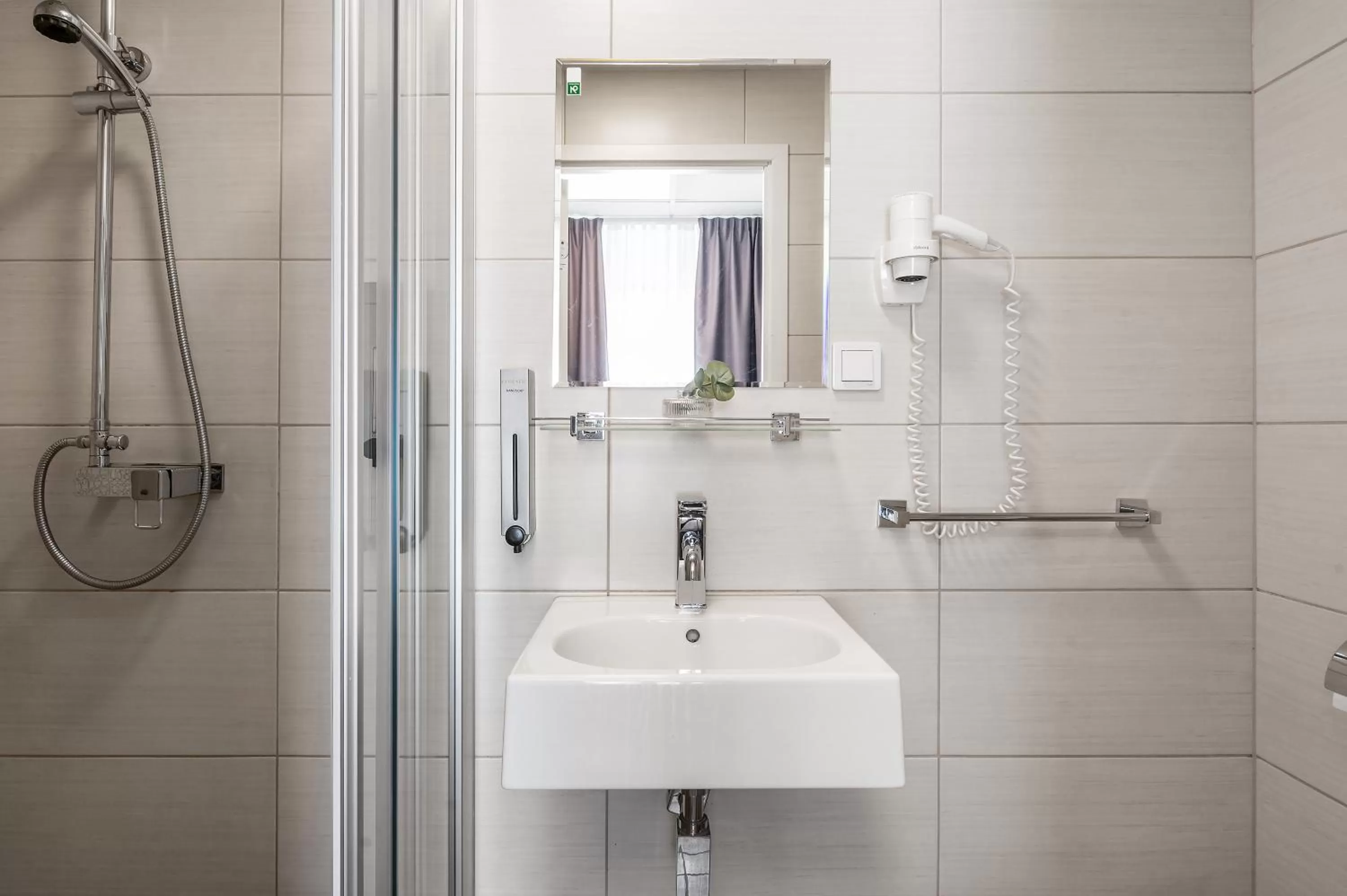 Shower in Hotel Point