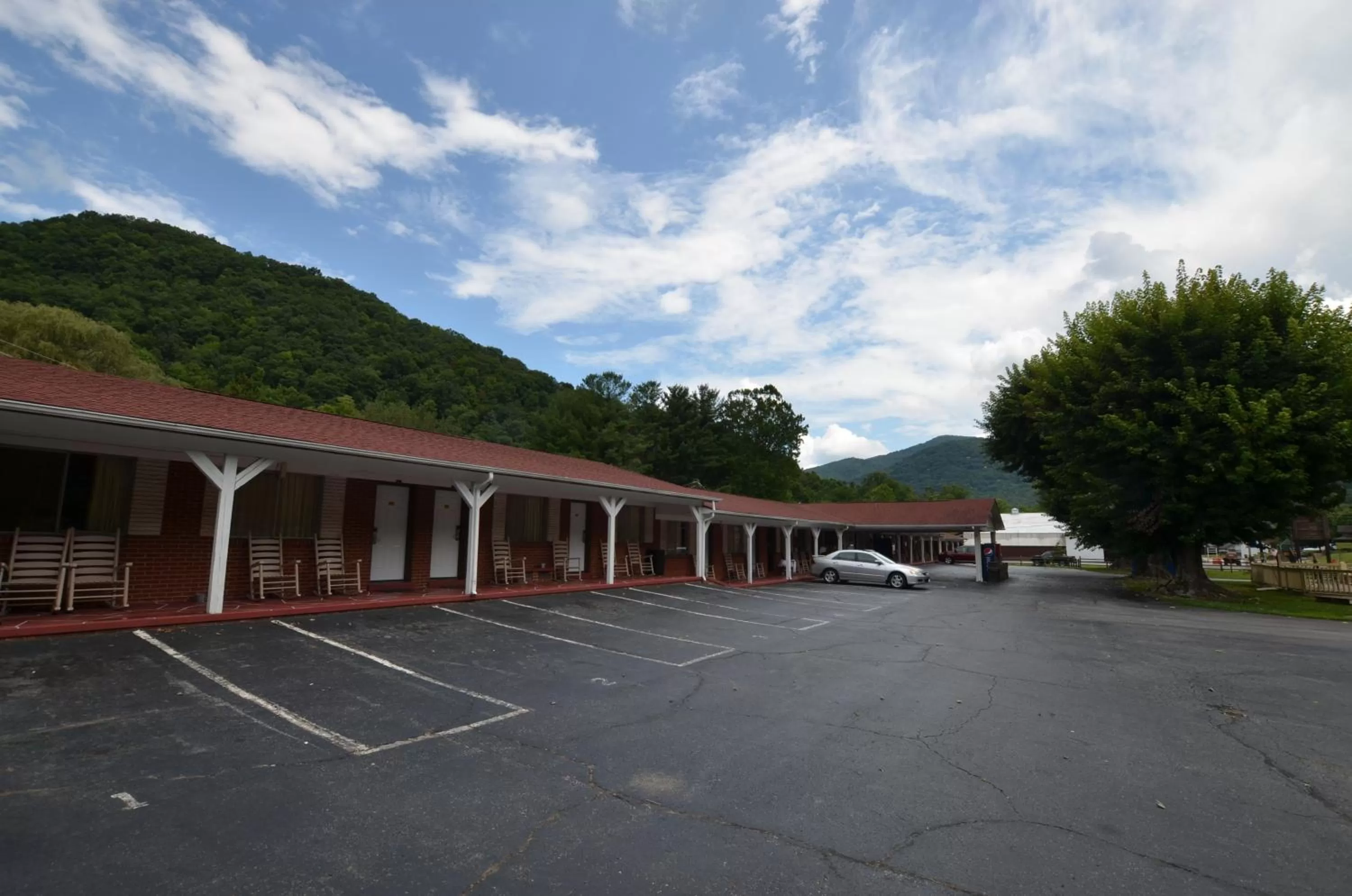 Parking in Travelowes Motel - Maggie Valley