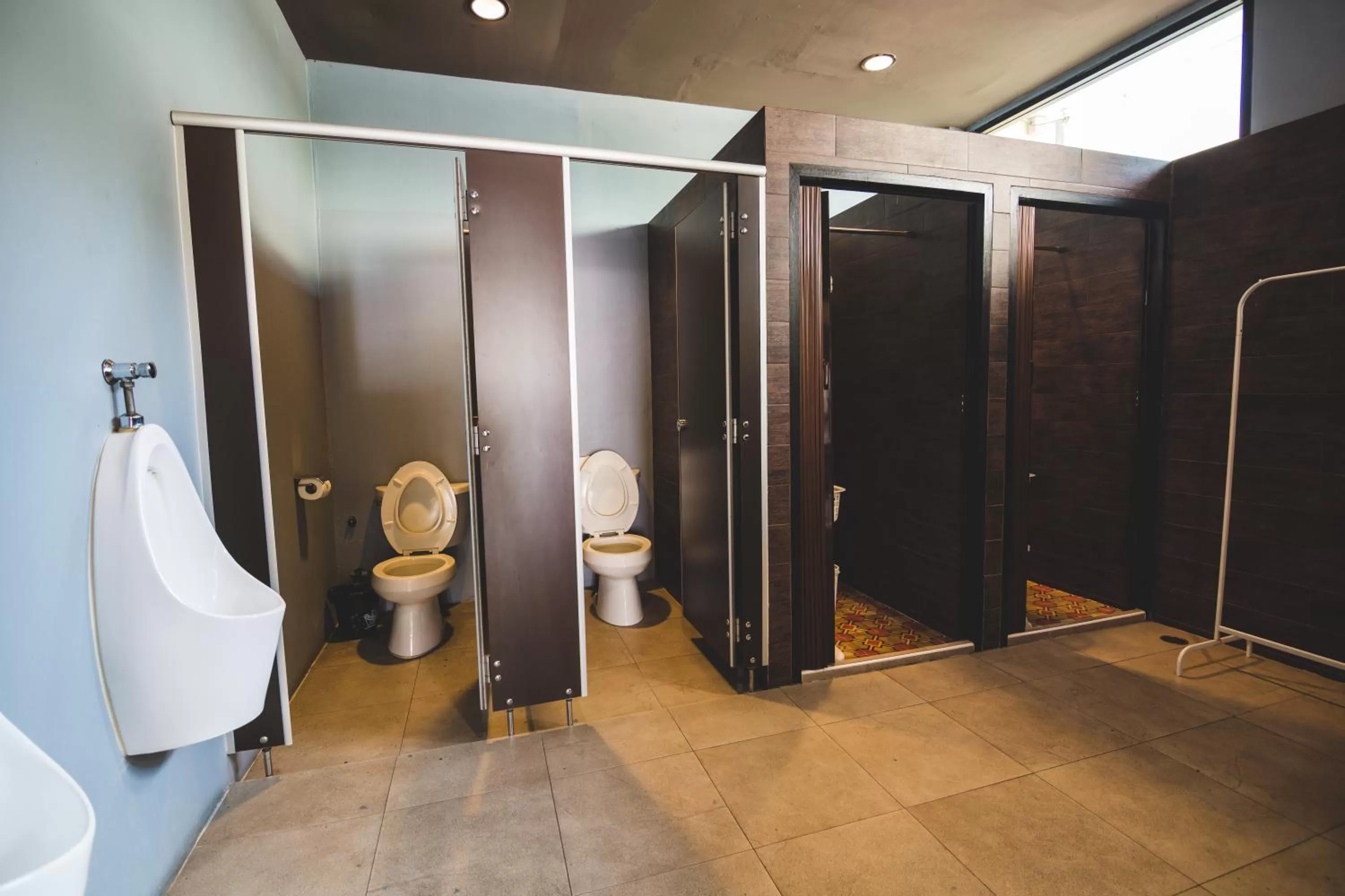 Toilet in Feung Nakorn Balcony Rooms and Cafe